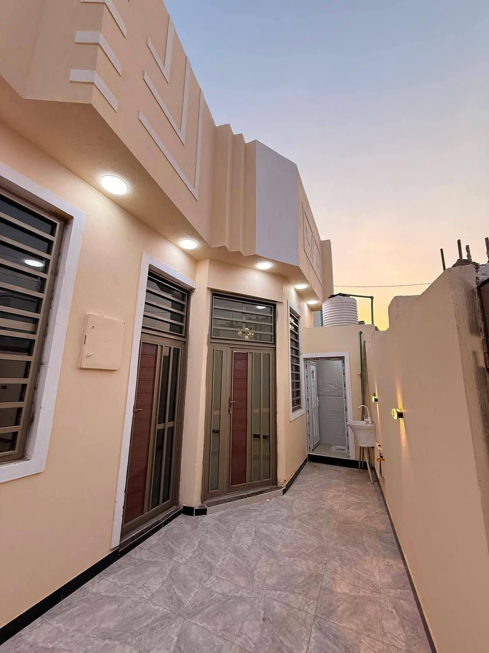 🏠 دار سكن للبيع بمساحه 150متر
 #البصره  ابو الخصيب طريق سيد حامد 
مقابيل مدينه الاندلس البيت يتكون غرفتين وصاله واستقبال ومطبخ حمامات داخليه وخارجيه طابو زراعي عراقي نموذج 25
 سعر البيت 82 مليون وبي مجال قابل للتفاوض الاستفسار 📞***********
