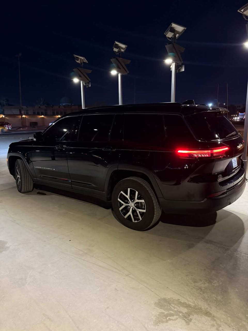 🚘 Jeep Grand Cherokee L Limited   2024
المواصفات 

• رادار أمامي مع مانع تصادم
• تحذير الخروج عن المسار
• تحذير النقطة العمياء
• نظام تحذير عند التقاطعات
• نظام تحذير عند تجاوز السرعة المحددة
• نظام تقليل الضجيج داخل المقصورة
• إضاءة محيطية
• شاحن موبايل لاسلكي (Wireless)
• ستيرن كهربائي
• كاميرا محيطية 360°
• كاميرا داخلية
• تعديل وضعيات مقعد السائق كهربائياً
• تشغيل عن بُعد
• الصندوق الخلفي كهربائي
• إضافات من الخشب للمقصورة الداخلية
• ذاكرة لحفظ وضعيات الجلوس للمقاعد الأمامية
• المقاعد الأمامية كهربائية
• المقاعد الأمامية تبريد وتدفئة
• المقاعد الخلفية تدفئة
• ستائر للشبابيك الخلفية
• إنارة داخلية LED
• حساسات أمامية وخلفية
• مكيف خلفي مع وحدة تحكم منفصلة
• تدفئة مقود القيادة
• مانع تصادم خلفي
• بلوتوث وتوصيل الهاتف
• محدد سرعة
• نظام التشغيل والإطفاء الأوتوماتيكي
• نظام بريك أوتوماتيكي
• بانوراما

حادث السياره بدون ايرباك بدون دواخل شواصي لغود كفاله قطعه وحده فتح وبيه مكانات صبغ على كد الضرر اي نقص مابيه•

السعر 258
مكان السياره بغداد
+964 788 299 1250

نص مكتوب في الصور:
- Top View Rear View