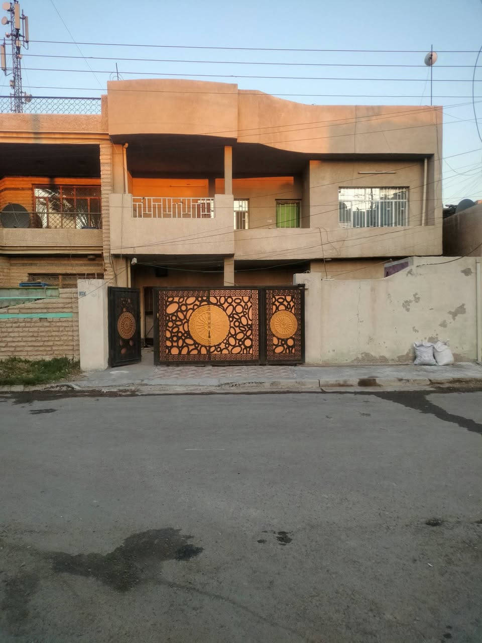 🏠 للبيع 200 متر دار سكنية
📍 الموقع: حي الجهاد – قرب جامع النور

🔹 المساحة المعروضة للبيع: 80 متر
🔹 مساحة الدار الكلية المعروضة للبيع: 200 متر
🔹 الدار قابلة للقسمة

📌 موقع مميز 

💰 السعر مناسب وقابل للتفاوض للجادين

📞 للاستفسار: مراسلة 
***********
