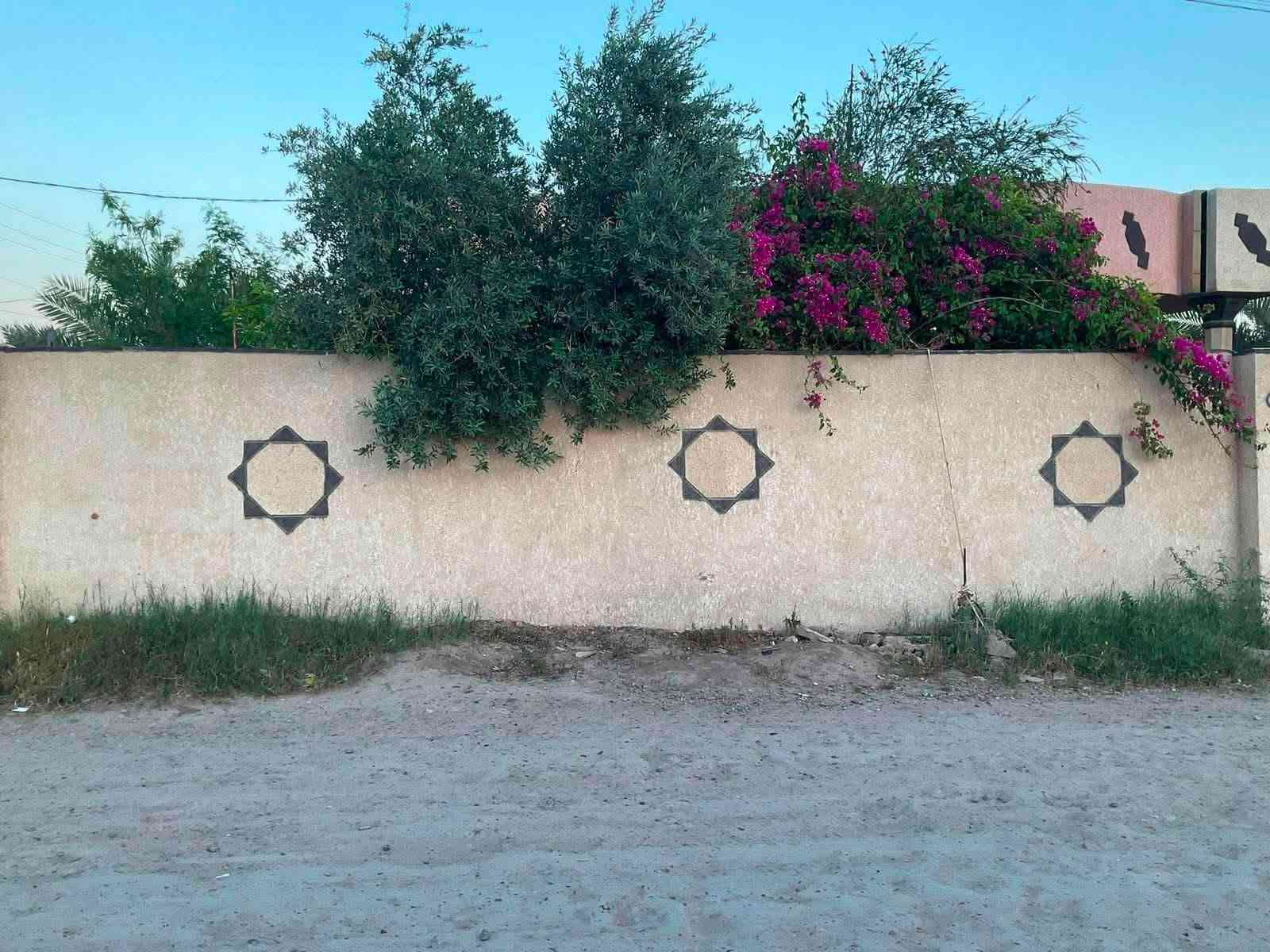 دار للبيع مساحة الكلية 608 متر  سند 25 السند بأسمي 
مساحة البناء 170 متر
يتكون من استقبال وهول وصاله ومطبخ وغرف عدد 2 وصحيات 
موقعه خلف محطة حوهرة العدنان قرب السريع الدولي مجاور جامع القدوس الجنابيين

نص مكتوب في الصور:
- *********** ابو فهد *********** ابو سراج