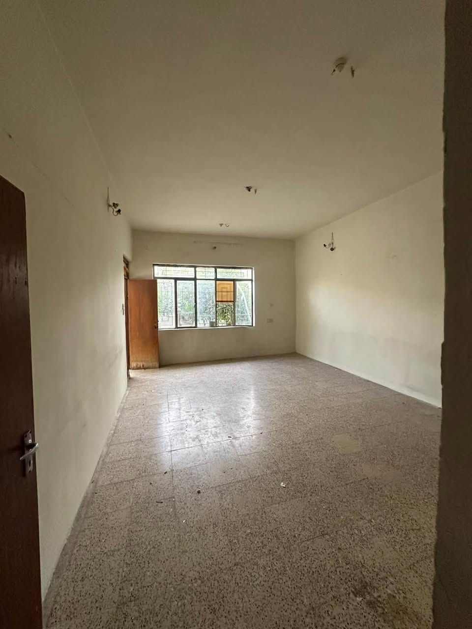 سلام عليكم
بيت 🏠 للبيع في حي البكر موقع مميز خلف مطعم بيت جدي 
بناء قديم مرتب سند طابو الزهور شرط التحويل 
مساحه البيت 🏠 202 متر واجها 9.5 متر 
يحتوي البيت 🏠 ع استقبال وهول وغرفتين نوم 🛌 ومطبخ وصحيات ومناور وكراج سياره وبيتونه 
سعر البيت 🏠 172 مليون وقابل للتفاوض 
للاستفسار الاتصال ع الارقام 
***********
***********
