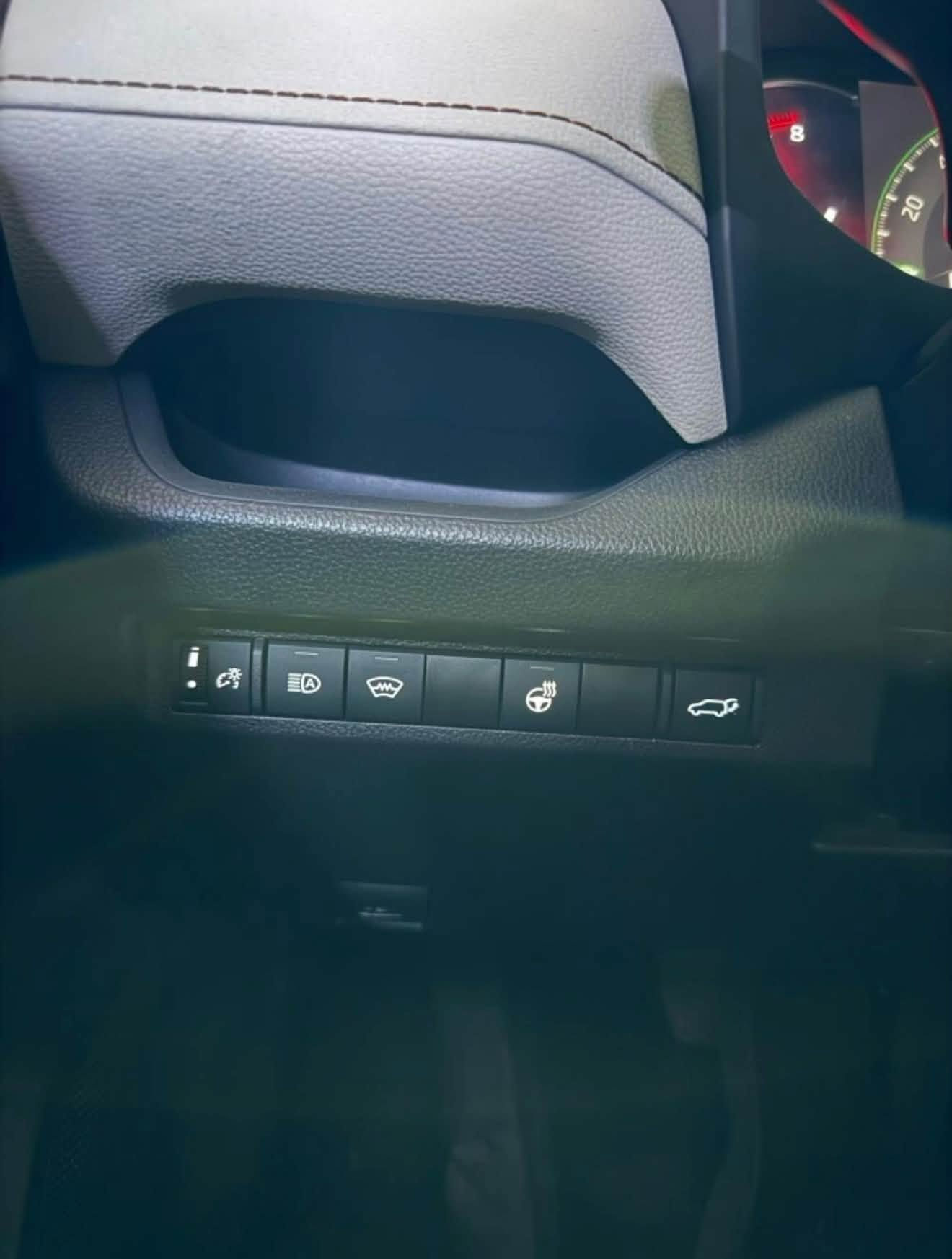TOYOTA RAV4, XLE, 2025                                السعر. 209 ورقه 
موديل  2025
                                             
بريميه فول.  موصفات🔥🔥🔥
رقم كاتى 

بانزين 

ماشيه20 ميل

لون مارونى   

فول مواصفات 

فتحه 

بصمه 

كرسي كهرباء 

صندوك كهرباء 

نقطه عمياء  

 دفع رباعي 4*4

الحادث 

واحد جاملغ سبوغ بس بدون ارباك بدون دواخل 

للاستفسار 
***********📞
