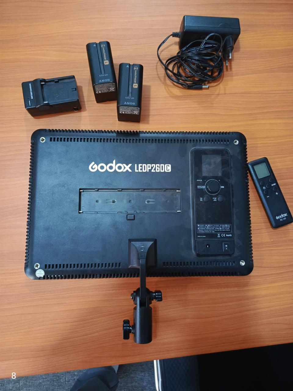 اضاءة godox اصلية للبيع
Godox led p260c 
Bi-color
كلفن متغير ابيض وشمسي
وياها ريمون تحكم عن بعد
نظيفة مابيها اي خلل استخدامها قليل
وياها بطارايات تشتغل دون كيبل كهرباء

بطاريات اصليات سوني
Sony NP-F960 ثنين
وي شاحنتهن v615
مكاني كربلاء
تواصل واتساب فقط
‏‪***********‬‏
سعر الاضاءة 75
سعر البطاريات 70 ثنين وي الشاحنة
