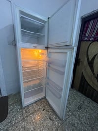 ثلاجه رويال  طولها 170نضيفه شغاله وعلى الفحص سعرها 150 وبيه مجال المكا...
