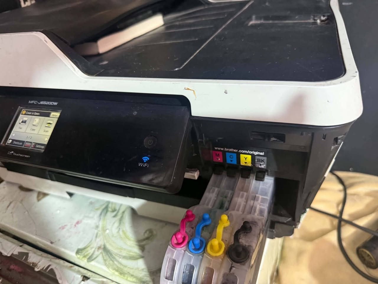 🖨️ طابعة Brother MFC-J652DW للبيع
المواصفات والمميزات:
الموديل: Brother MFC-J652DW (Professional Series)
الوظائف: طابعة + سكنر (Scanner) + استنساخ (Copy) + فاكس (Fax)
الاتصال: تدعم الاتصال الوايرلس WiFi وشاشة لمس (Touchscreen)
حجم الطباعة: تدعم طباعة واستنساخ قياسات مختلفة (تصل إلى A3)
نظام الأحبار: مجهزة بمنظومة أحبار خارجية (خزانات أحبار قابلة لإعادة التعبئة) لطباعة اقتصادية جداً
الحالة العامة:
الطابعة بيها خلل  يقره الغطاء مفتوح 
(مثل مو موضح بالصور).
تحتوي على منظومة الأحبار الخارجية جاهزة للاستخدام.
📍 التفاصيل والتواصل:
السعر: [250]
المكان: [بغداد / جميله]
التوصيل: [يوجد توصيل / أو الاستلام من المكان]
للتواصل: [رقم الهاتف ***********]]
