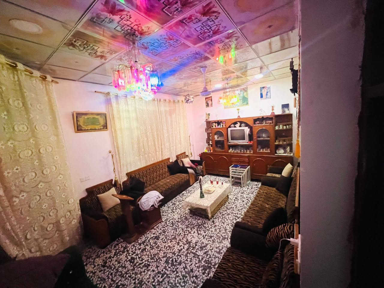 سلام عليكم
دار للبيع مساحه 180 متر واجه 12 نزال 15 طابو صرف تحويل مباشر 

موقع مميز شارع 60 شارع الحسينيه يبعد عن الشارع العام 40 متر عرص الشارع 30 متر كافه الخدمات ماء ومجاري شغل جديد وتبليط هم ديشتغلون بي يعني بعدله ايام ويكون تبليد للباب 

البيت طابقين 4 غرف نوم كبار مطبخ كبير صاله كيليدور خارطه مرتبه البيت سقوف ثانويه سيراميك مجمع صحيات 2 مناور 2 بلكونه على وجه البيت 

ملاحظه سنه البناء 2020 كلش نضيف ومتعوب عليي 

السعر    /270/  كلش مناسب جوة سوكه

***********
