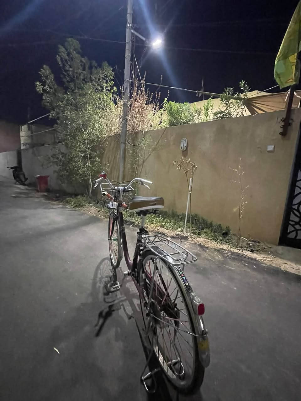 السلام عليكم بايسكل باله ياباني للبيع بايسكل كلش حلو لون ماروني استعمال جدا قليل مقعد اصلي طبي مع تخم تايرات جدد سله اماميه السعر 115وبي مجال مكاني البصره شط العرب ***********
