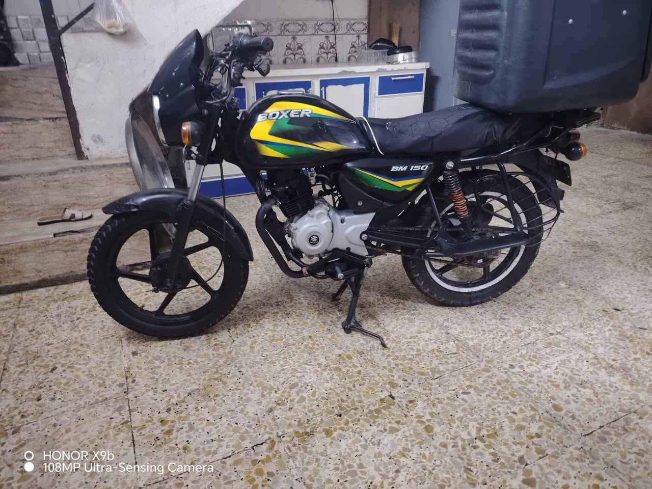 السلام عليكم بوكسر كلاسيك  مديل 23
رقم بغداد انكليزي لوحتين سنويه لحد30 شرط تحويل ثاني يوم 
هزه جديده مكينه مكفوله برغي مامفتوح بيها  دراجه نضيفه خير من الله   والنضافه كدامك مستعجل عل بيع اخوتي
السعر 1800  
مكاني الشعله
 ***********

نص مكتوب في الصور:
- HONOR X9b
- 108MP Ultra-Sensing Camera