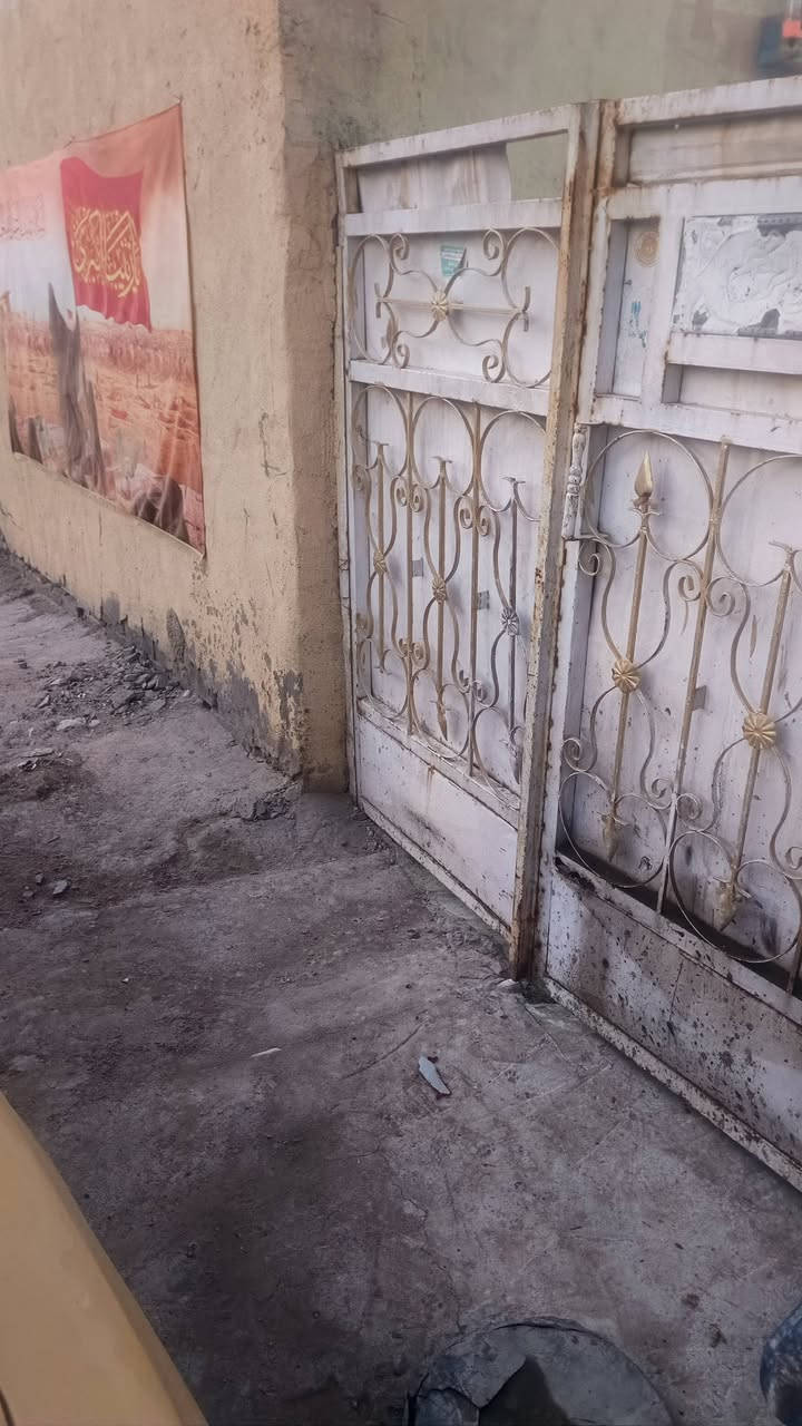 السلام عليكم بيت تجاوز في بغداد الكرخ مساحة 160متر يحتوي على طرمة جبيرة واستقبال وحولي وغرفة نوم وصحيات غربي وشرقي وغرفة نوم ثانية نقص سندويج وكهرباء وطني وسحب ومي خير من الله السعر 19 وبي مجال ***********
