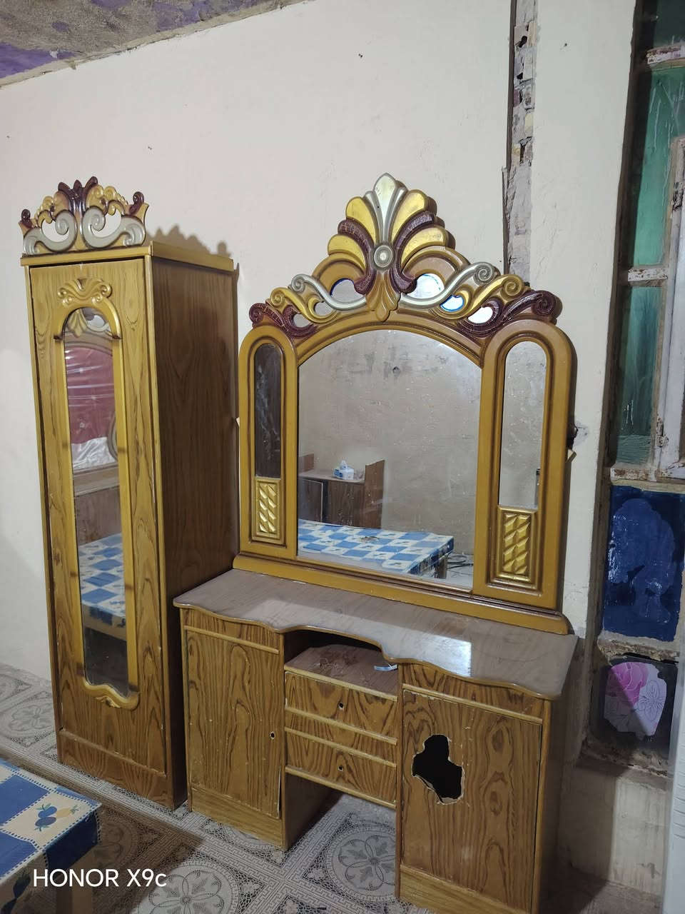 سلام عليكم هاي الغرفه للبيع اضراره واضحه باب كنتور وباب بوفية وكلشي واضح بالصور رايديها ٤٥٠ وبيها مجال للشراي مكان سبع البور شارع الطيار ***********
