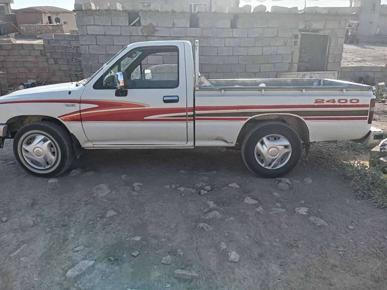 السلام عليكم ورحمه الله وبركاته سياره 1992 
تواير 4 جديد 
محرك معمر رايمن قبل سنه 
شاصي شرط 
رقم.دولي  مسطره 
كامله السياره 
#السعر_60
#***********
