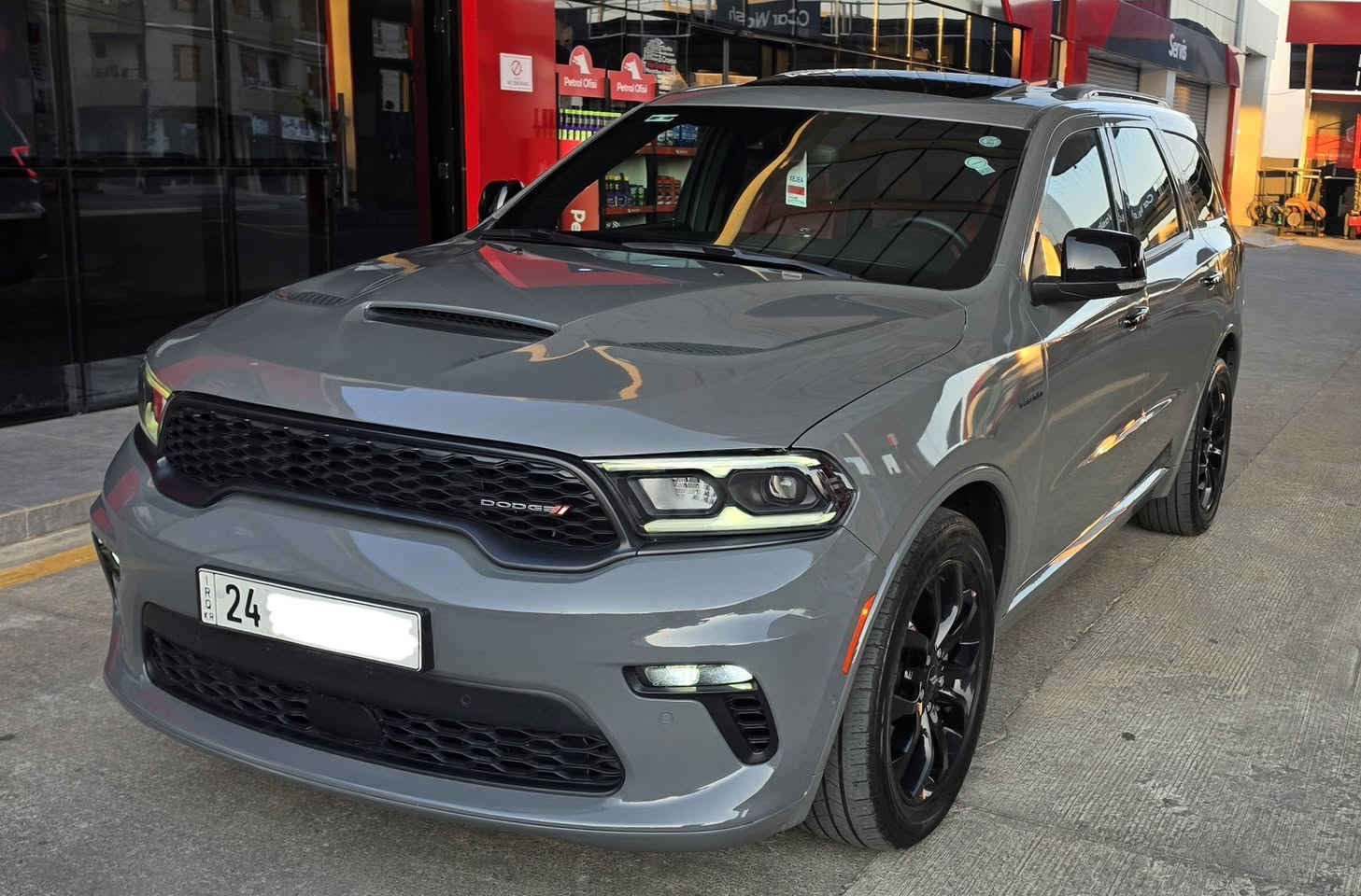 دورنكو 2022 RT PLUS BLACK EDITION
ارتي بلس بلاك ايدشن 
ماشية 45 فقط 
فول مواصفات أعلى فئة 
محرك V8 HEMI 5.7L دفع رباعي 
 

فتحة سقف ( سلايت )
داخل احمر بالكامل مع سقف كنتارا 
سستم صوت Harman Kardon
19 سماعة
كشنات منفصل VIP
رادار امامي ( تثبيت مسار مع مانع تصادم )
رادار جانبي ( نقطة عمياء )
حساسات أمامية وخلفية مع وقوف ذاتي 
شاشة كبيرة وايرليس كاربلي واندرويد اوتو 
كشن وستيرن خزن ميموري 
لايتات LED بالكامل داينمك
صندوق كهربائي 
تشغيل عن بعد 
شاحن موبايل وايرلس 
مرايات تعتيم وتدفئة
كشنات تدفئة وتبريد 
ستيرن تدفئة 
ويل قياس 20 بلاك
شفتات ستيرن 
اشاير مري 
وضعيات قيادة سبورت وايكو 
اوتو ستارت ستوب ( انطفاء ذاتي )
ستيرن رياضي على شكل حرف D

بيها 3 قطع بخ 

رقم دهوك بأسمي 
رقم وهزة وسنوية كله جديد 

السيارة جداً نظيفة وبوضع الشركة 

السعر : 288 وبيها مجال 
مكان السيارة دهوك 
***********
***********
اتصال أو واتساب
