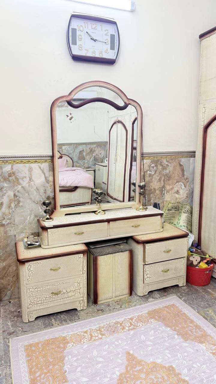 غرفة نوم صناعة عراقية درجة اولة 
الغرفة موضحة كدامكم بالصورة قطعهة نضيفة وما متعوبة ابد 
بس مرايتهة مفطرة 
السعر 575 الف والشراي يشلع عيوني 
***********
***********
تواصل واتساب بغداد, العراق
