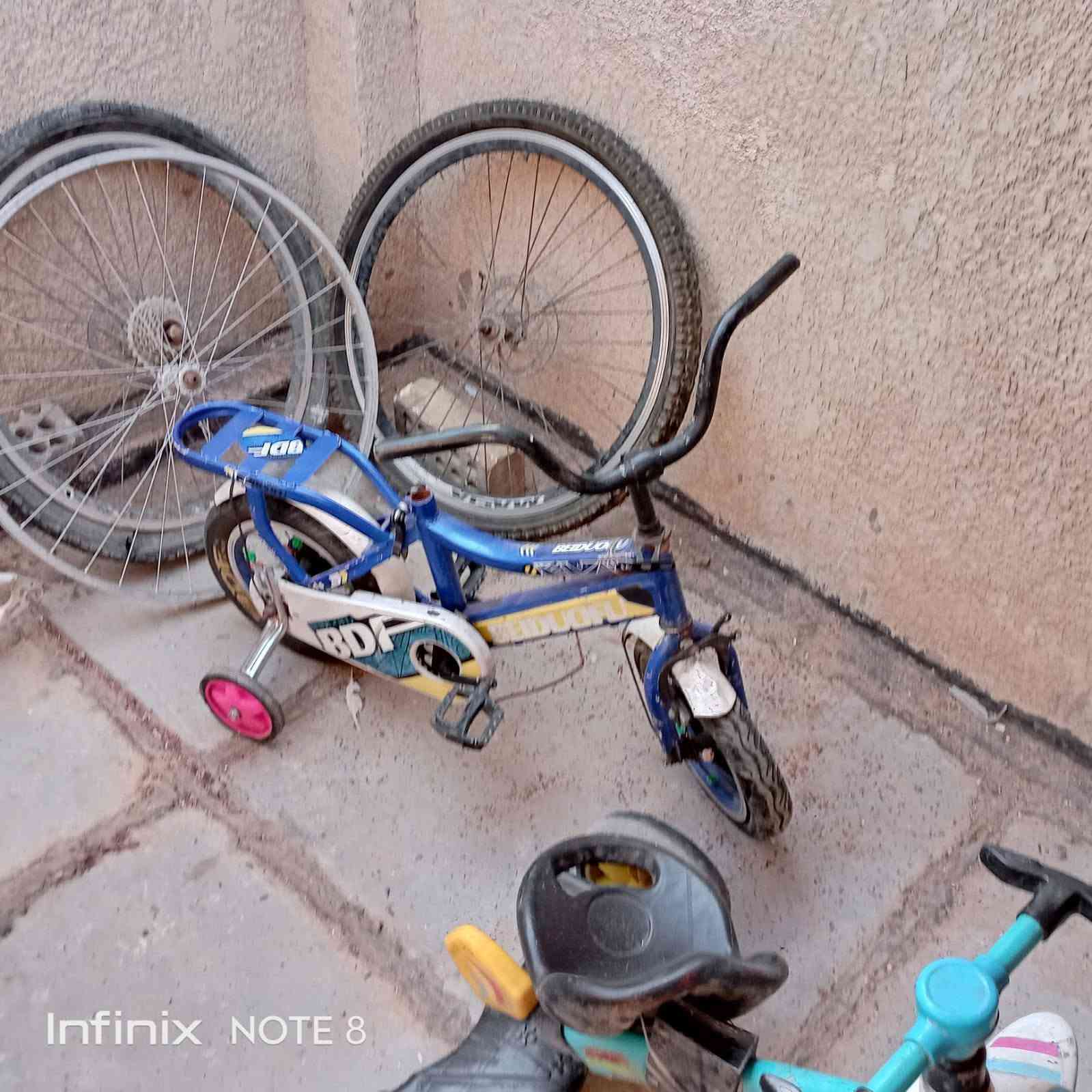 سلام عليكم بايسكلت البيع
الشه البيضه 20الف 
البايسكلت مال جهال الواحد15
الوياله 20 كلهن
العبه مال الطفال شغاله بس يرادله بطاريه وشحن سعره 35الف 
بكاني بغداد البلديات
 رقم الهاتف ***********

نص مكتوب في الصور:
- Infinix NOTE 8