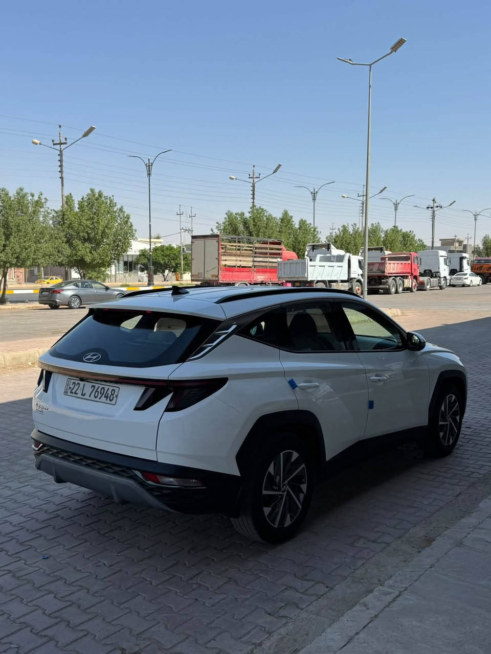 تحيه طيبه……
للبيع هونداي توسان موديل 2023 خليجي 
ماشيه 73 الف كيلو متر 
رقم اربيل سنويه ورقم كله جديد 
مواصفات فول عدا البانوراما فقط 
سياره جديده بمعنى الكلمه وكلشي بيها على وضع الشركه 
ومكفوله كفاله عامه ماعدا 3 اصابع بارد بالجاملغ الخلفي بيها فقط 
مكان السياره ديالى خانقين 
للاستفسار ***********
