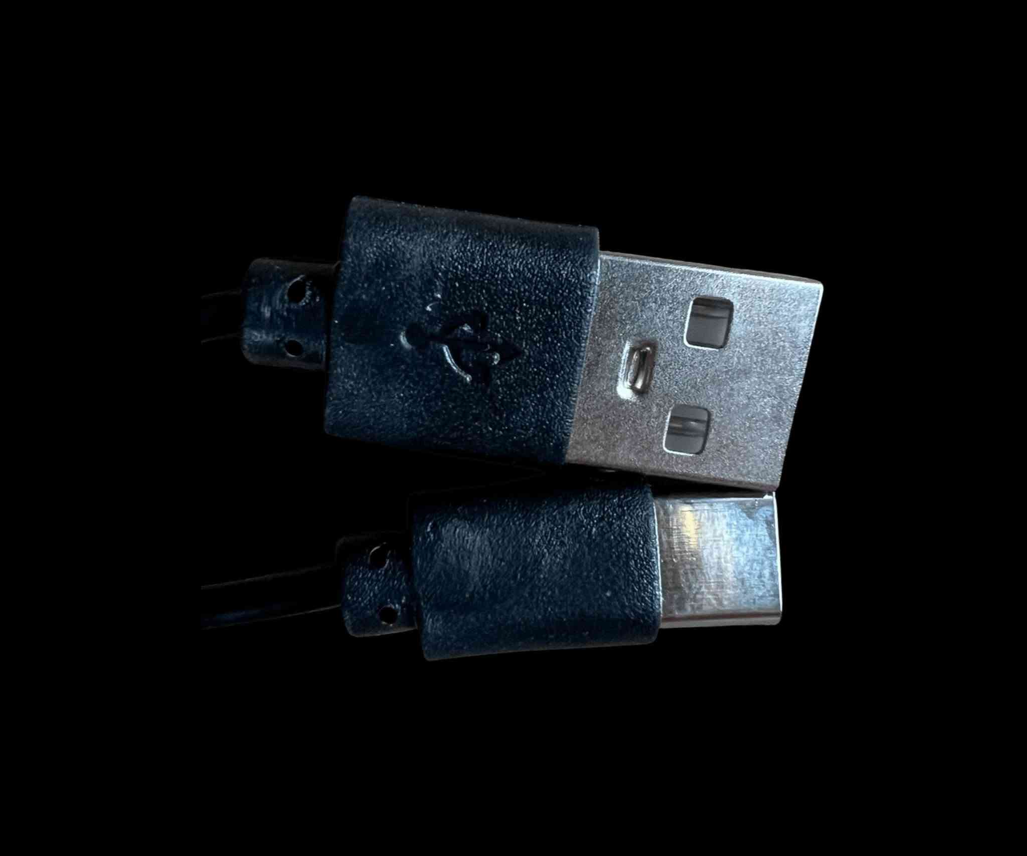 مصباح تخييم شمسي قابل للشحن متعدد الاستخدام
Rechargeable Solar Camping Light 

🔷الاستخدامات

🔹مناسب لإضاءة التخييم والرحلات البرية.

🔹يمكن استخدامه داخل الخيام والمخيمات لإضاءة واسعة ومريحة.

🔹مفيد في الحدائق والرحلات والسفر وصيد الأسماك.

🔹يعمل كـ مصباح طوارئ عند انقطاع الكهرباء داخل المنزل.

🔹يمكن تعليقه أو وضعه على الطاولة أثناء الأنشطة الليلية في الخارج.

⭐المميزات

🔹إضاءة قوية بتقنية COB LED توفر إنارة واضحة ومحيطية.

🔹مزود بـ لوح طاقة شمسية في الأعلى لشحن المصباح بالطاقة الشمسية.

🔹يدعم الشحن عبر منفذ Type-C باستخدام كابل USB.

🔹يعمل بواسطة بطارية قابلة للشحن نوع 18650.

🔹يحتوي على مقبض علوي للتعليق والحمل بسهولة داخل الخيمة أو في الخارج.

🔹مزود بـ مفتاح تحكم دوار يسمح بضبط مستوى الإضاءة حسب الحاجة.

🔹تصميم متين ومناسب للاستخدام الخارجي والرحلات.

🔹استهلاك منخفض للطاقة مع إضاءة قوية.

🔹يستمر بالعمل عند اعلى مستوى أضائة من 2 إلى 4 ساعات تقريباً.

🔹يستغرق الشحن الكامل حوالي 2 إلى 3 ساعات. (سيتحول ضوء المؤشر غالباً من الأحمر إلى الأخضر أو ينطفئ عند الاكتمال).

📦محتويات الصندوق

🔹مصباح تخييم LED.

🔹بطارية قابلة للشحن 18650.

🔹كابل شحن USB.

📝الملاحظات

🔹يفضل عدم تعريض المنتج للماء بشكل مباشر.

🔹يجب تركيب البطارية بالاتجاه الصحيح.

📏قياس الكارتون:

🔹الطول 12 سم  العرض 12 سم  الارتفاع 18 سم.

📏قياس المنتج:

🔹قطر المنتج 11 سم.

🔹ارتفاع المنتج 20 سم.

🔹طول سلك الشحن: 30 سم.

💳 ألسعر / 18،000 IQD
🚚يوجد خدمة توصيل
بغداد/ 3000 IQD
ألمحافظات/ 5000 IQD
