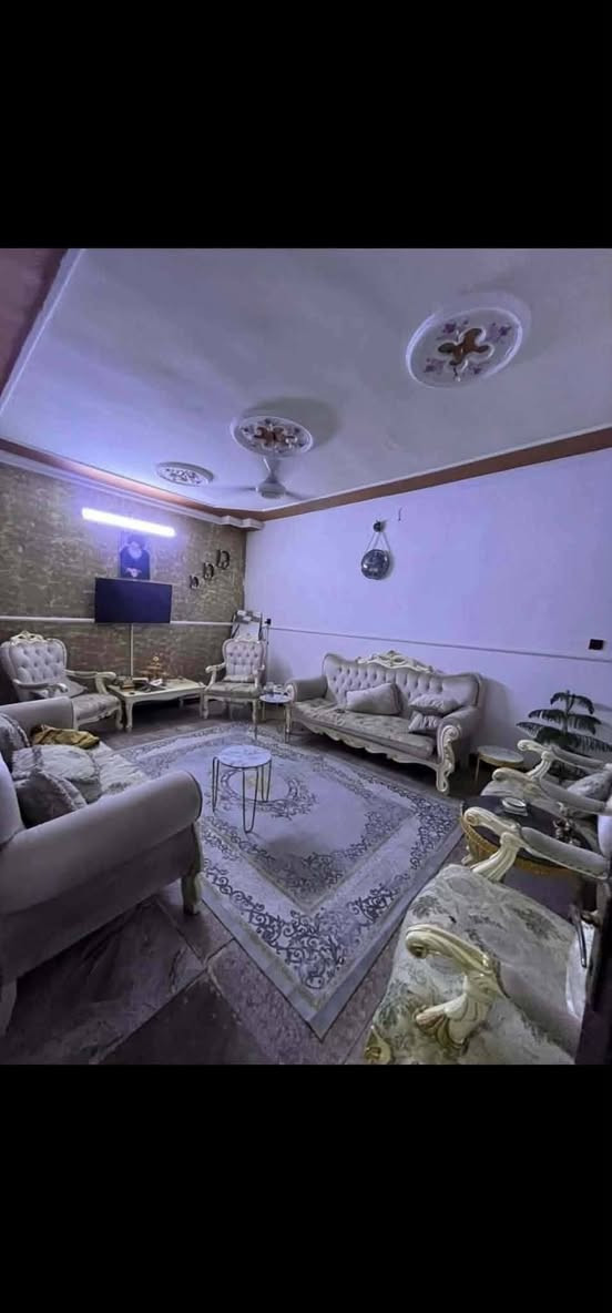 قطع من بيت المساحة ١٠٠ متر
الواجهة ٤ ونزال ٢٥ 
بسعر أرض 
طابو سكني صرف 
يحتوي على كراج واستقبال وصالة وغرفة نوم وترك خلفي وغرفة نوم بالطابق الثاني.  
بداية ام الكبر والغزلان الثانية قرب حسينية الكتاب والعترة 
السعر 135 قفله بدون أي عملة لان ماكو هيج سعر بهذا المربع كله . 
***********
