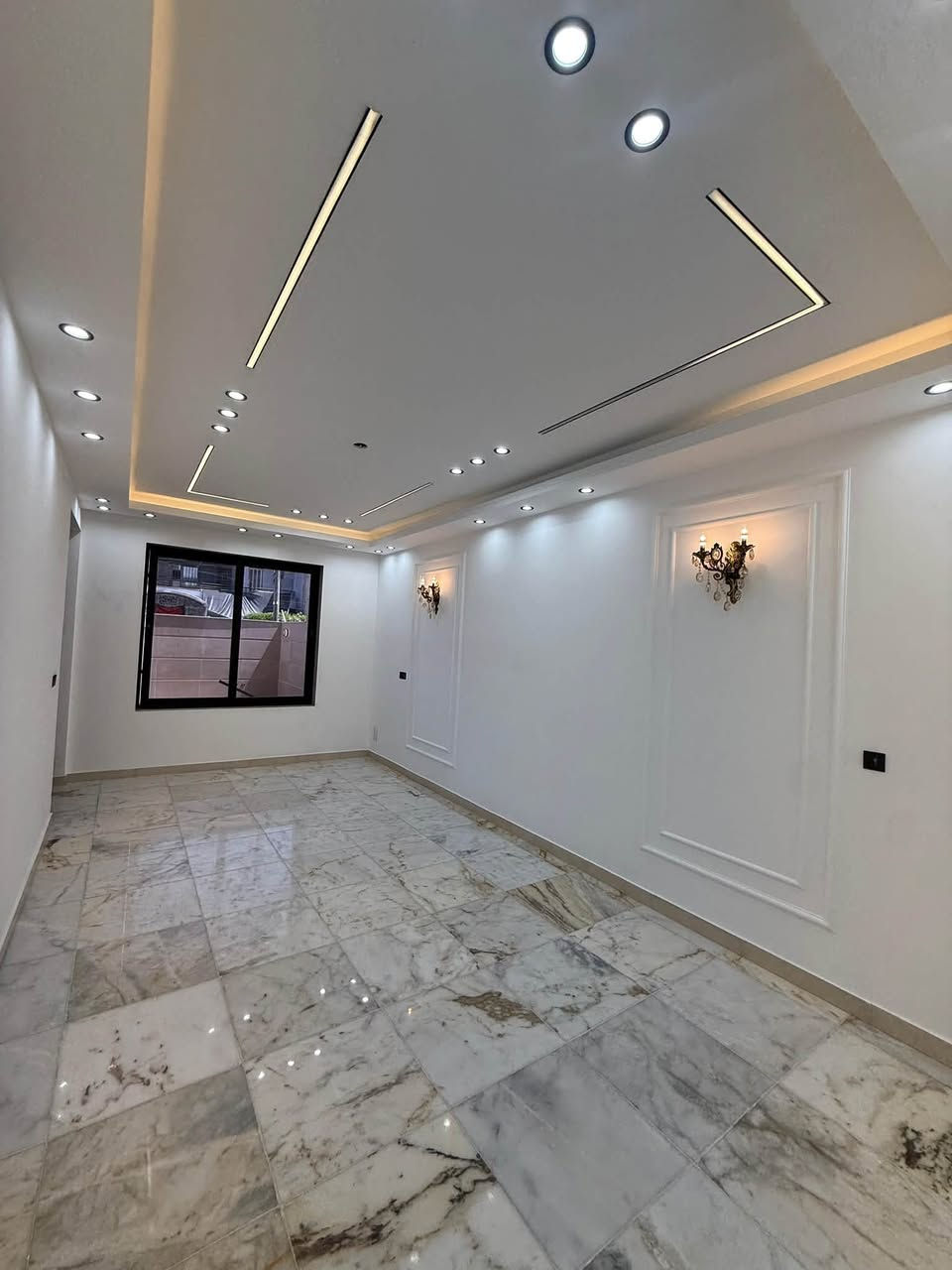 💸للبيع دار  المساحه( 240 ) متر

📍الموقع -حي البنوك - " محله 319 
🚦 شارع 15.  مع رصيف 4 م

📍علما الدار جاهز للتحويل لايدخل منصة عقاري
📐المساحه الكليه ( 240 ) متر 

➡️الواجهه.         8 متر
↔️النزال.           30 متر

✋🏼يحتوي مدخلين  

6نوم  +4 سويت + حديقه وكراج 
سنه البناء 2026

📍موقع مميز جدا  جاهز للسكن

💥السالم للعقار 💥
🚪بغداد حي البنوك  خلف شارع الكنيسه مباشر

📞للاستفسار: *********** 📞

المكتب مجاز رسمياً من قبل غرفة تجاره بغداد
ووكيل منصة عقاري- استثمر بأمان 
نستقبل جميع عروضكم السكنيه والتجارية
