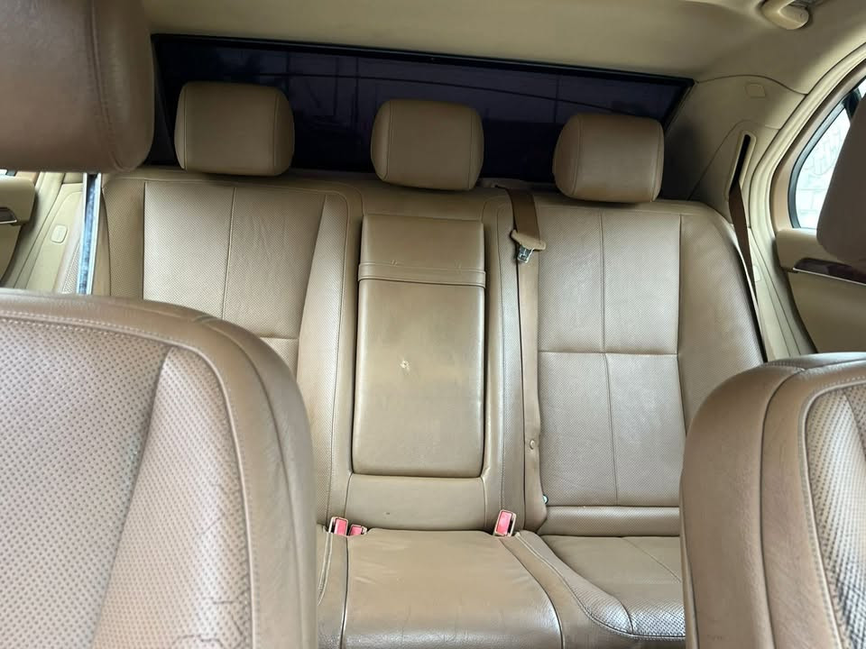 السلام عليكم مارسدس s550 موديل ٢٠١٠ سياره كفاله عامه من كصه من ضربه سياره جديده حيل فول مواصفات للاخير متومه بغداد رقم اصلي  تخم تاير تبريد جاهزه من كلشي 
سعر ٨٩ و بيهه مجال سياره خير من الله جديده حيل 
للاستفسار:***********
