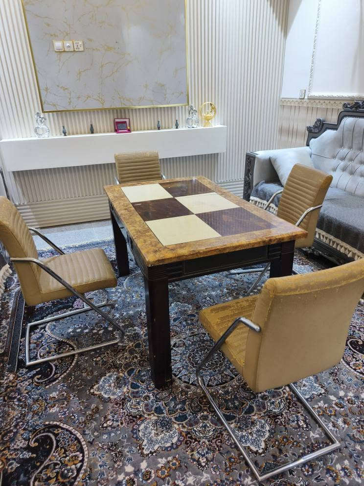 ميز طعام مع 4 كراسي نضيف فقط المرمره مفطوره من فوك المكان كربلاء الاستفسار *********** كربلاء, العراق

