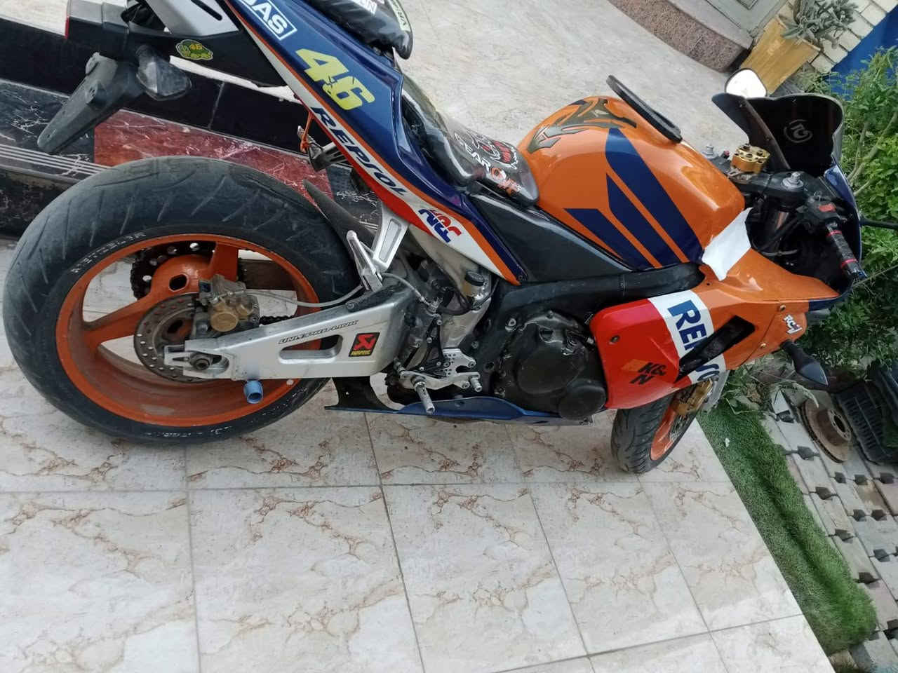 سلام عليكم للبيع ار ار 600 الدراجه محركهة زبد شتغلتهة يم محمد الهيتي ضفيره عدتهة عقل كلشي جاهز  محرك كفاله تفحص جيب 10 فيتريه وياك وتعال الدراجه نقصهة الصلف مالتهة تعبان وضاغطه فغط لاتنقيص لاتبخير دراجه فول السعر 25 وبيهة مجال انزلك سعر الصلف ولضاغطه ولشراي يدلل مكاني رمادي ورجائن الي مو شراي لا يتصل هاذه رقمي للاستفسار ‏‪***********
