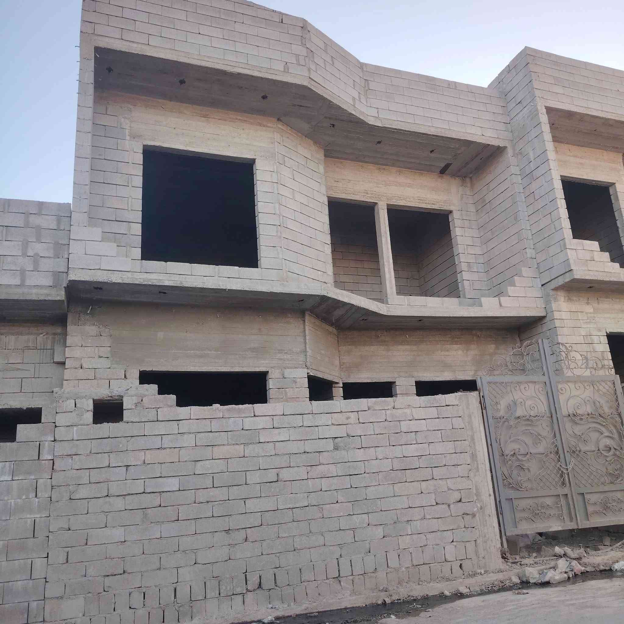 السلام عليكم  بيتين ركن لبيع بل عبور البيت مساحتو 110.. البيت الوحد يحتو على خمس غرف نوم جوه ثنين واستقبال ومطبخ وسحيات وفوك ثلاث غرف  ومطبخ وسحيات. سعر لبيت.الوحد   46مليون وبي مجال        ***********
