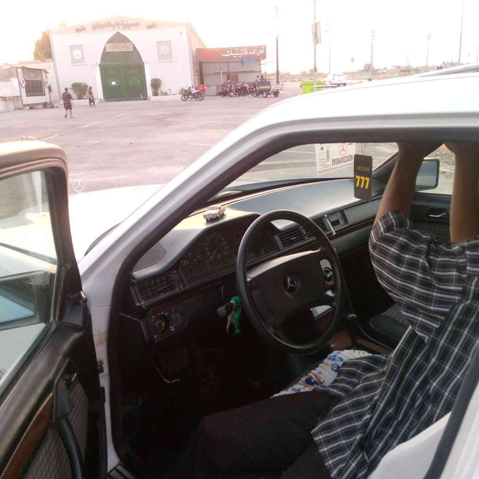 سلام عليكم سيارة مارسيدس دب مديل 91 نضيفه مكفوله كفاله عامه
سعر سيارة 55 وبيه مجال مكان كوت
***********
