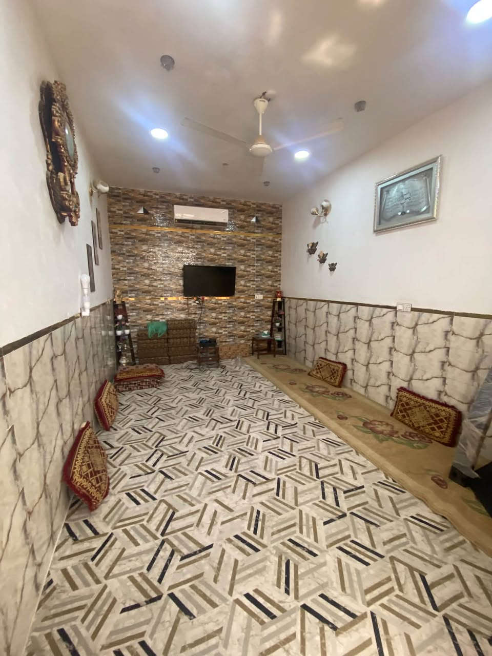 🏠 بيت للبيع – 110 متر

📍 الموقع: الفرع العيساوي، خلف بانزينخانة الشموس، يبعد عن الشارع العام حوالي 100 متر.

🏡 الطابق الأول:
• غرفة نوم
• صالة
• استقبال
• مطبخ

🏠 الطابق الثاني:
• غرفتان نوم

📞 للاستفسار والتواصل:
***********
***********
واتساب متوفر على الأرقام أعلاه.

🏢 مكتب المحيط لبيع وشراء العقار – الديوانية
