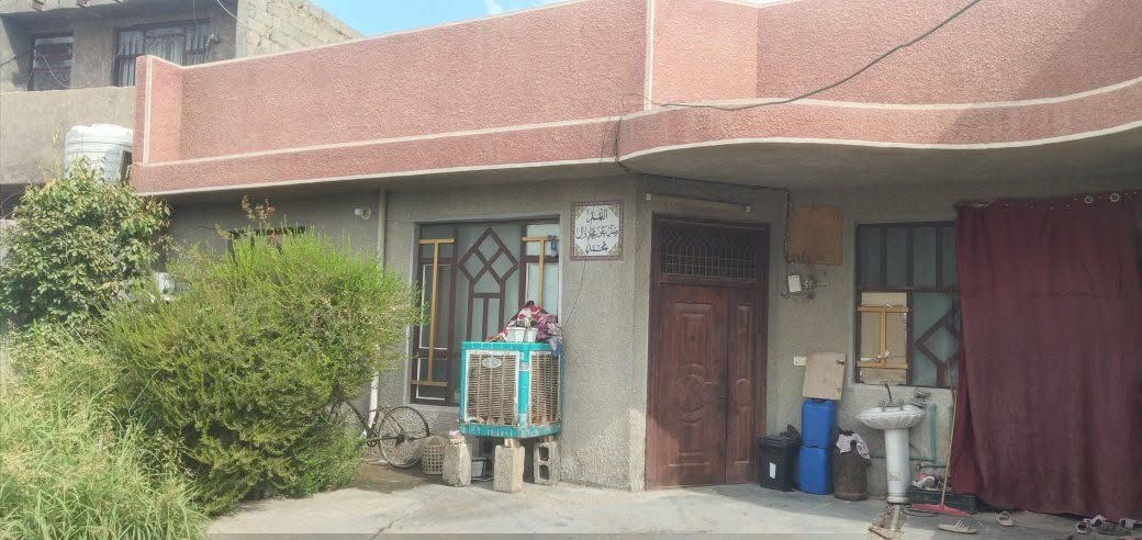 السلام عليكم بيت للبيع مساحه 300 حي السلام ثاني فرع شارع السبيس البناء 140 المساحه الطرمه زائد حديقه 160 يحتوي على  غرفتين وصاله ومطبخ ترك منور بيتونه زائد سطح سيراميك يحتوي على كاش البيت كله الاستفسار على هذا الرقم غير متواجد على الفيس***********
