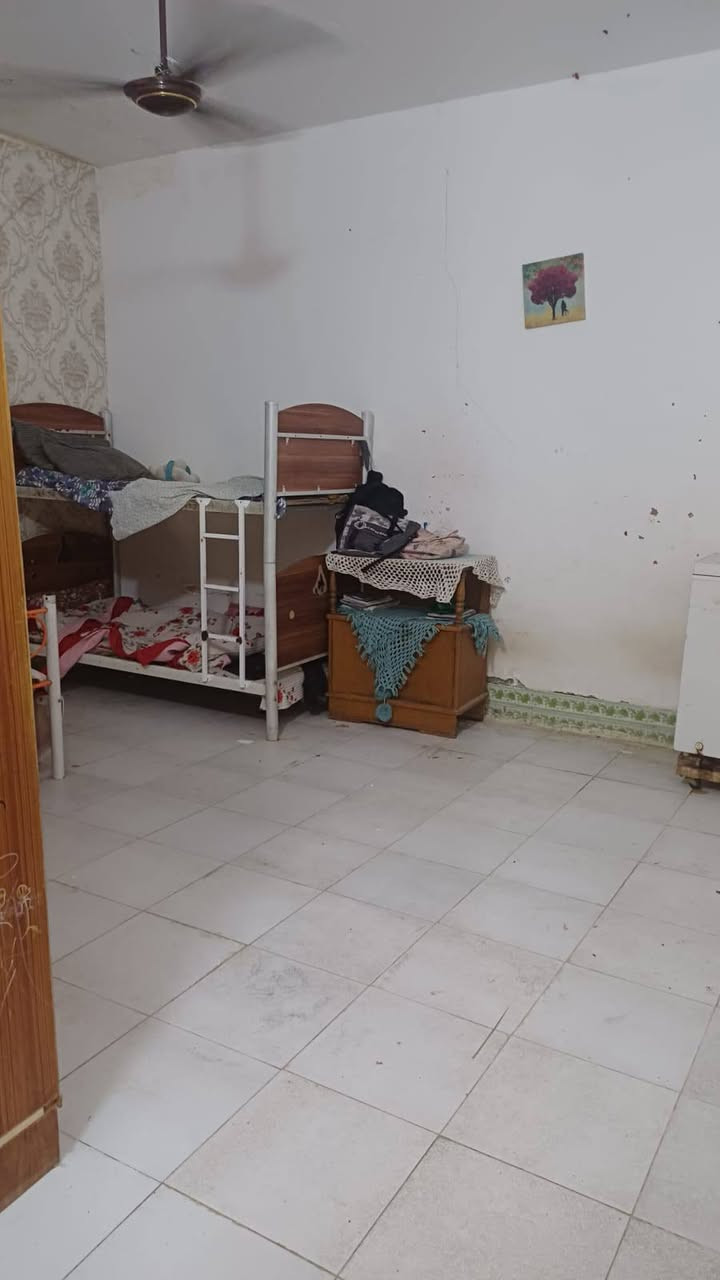 بيت 200 متر في حي ميسان زراعي يتكون من غرفتين وصاله واستقبال ومطبخ مطل على الصاله وحمامات خارجيه وداخليه وغرفه فوق يعني مخزن سعره 56   وبيه مجال البناء بلوك معمل وعكاده والسطح مطلي بماده اسكوم هاتف *********** واتساب متواجد
