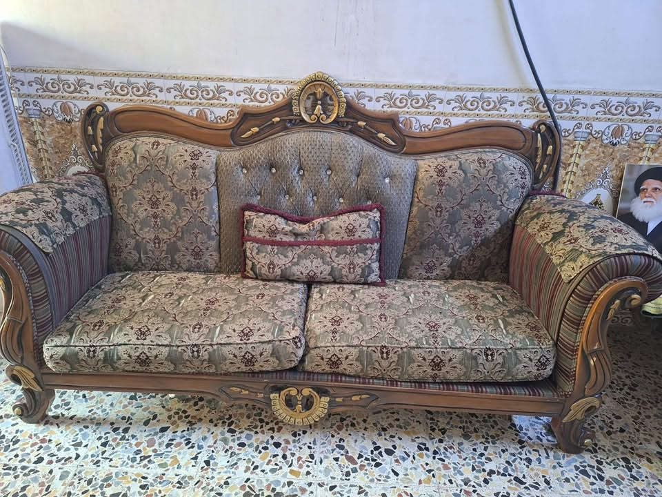 تخم للبيع وبعد بي 4كراسي المكان بغداد الدولعي
***********
