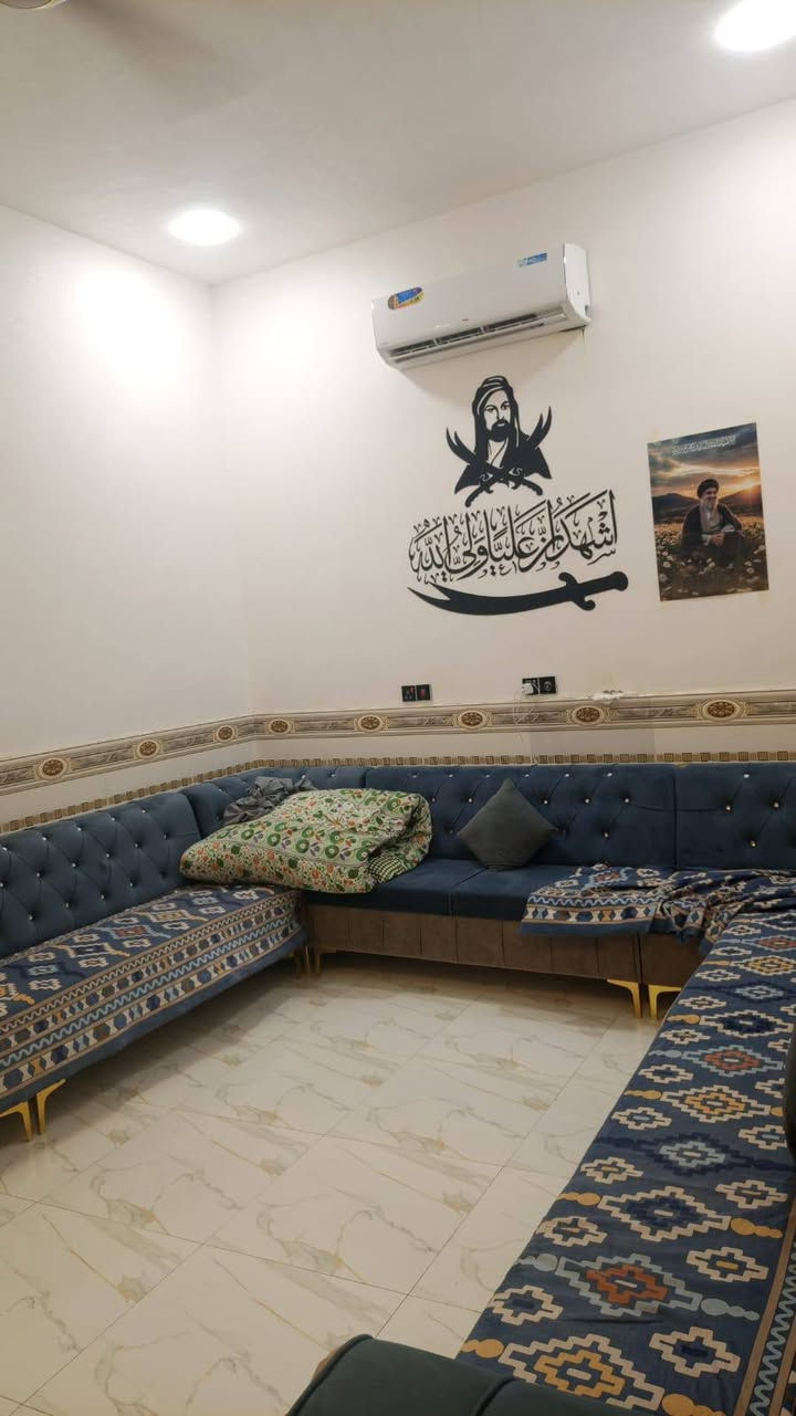 دار سكني زراعي في منطقة المستشفئ التركي مساحه 200م طابقين حديث طابوك كونكريت يحتوي علئ خمس غرف وصاله وديوانيه ومطبخ وصحيات خدمات متوفره شارع 10 م السعر 160 مليون للتواصل *********** عنوان المكتب شارع سايدين مستشفى التركي ،مكتب الكنز للعقار
