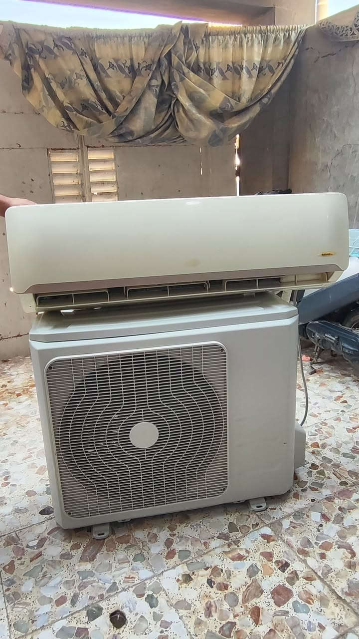 السلام عليكم سبلت 2 طن ناشيونال 
شغال بدون اي تصليح و مغسول و جاهز للتشغيل 
السعر 350 و بي مجال 
للاستفسار الاتصال *********** 
*********** وتساب
