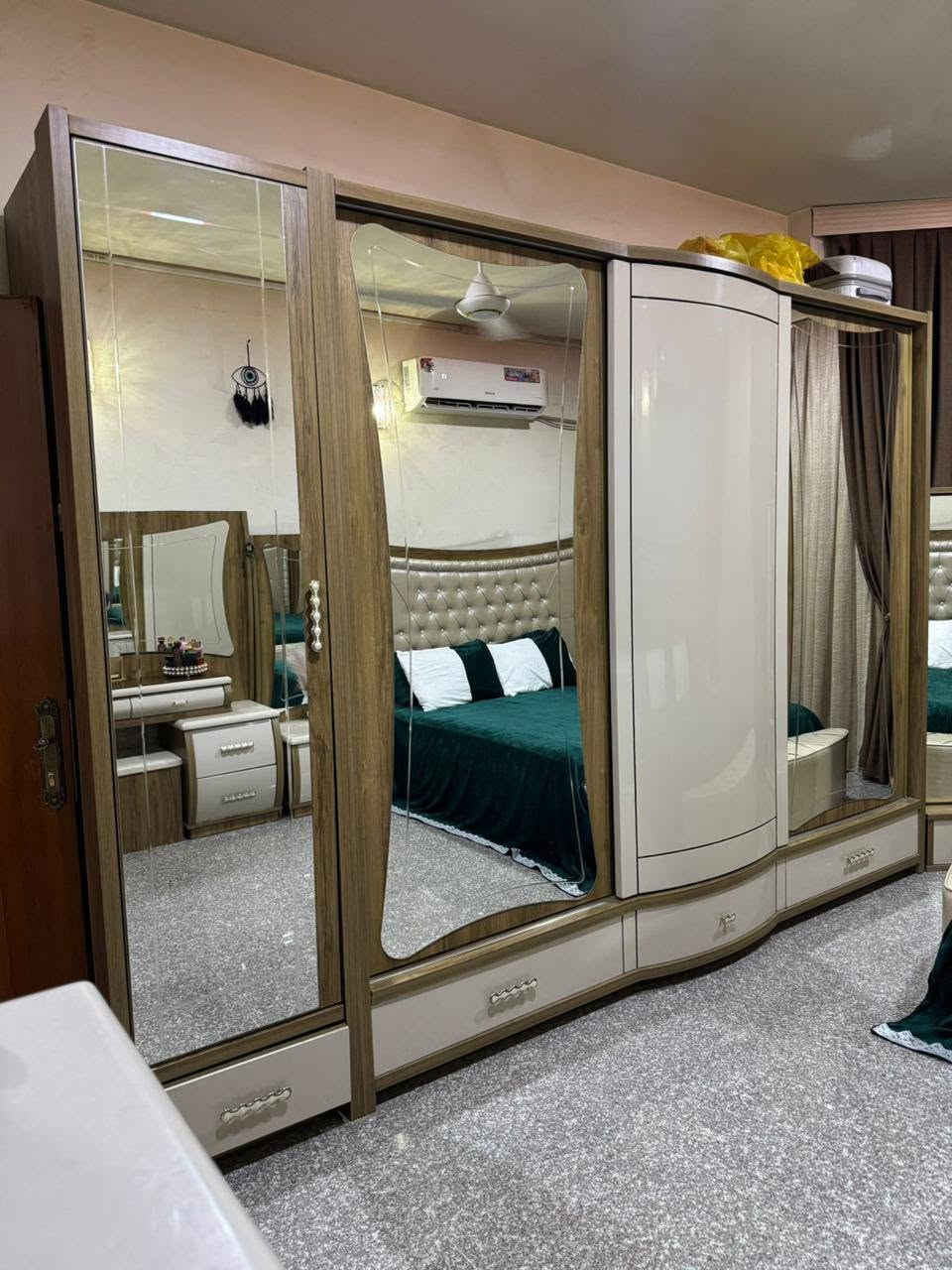 السلام عليكم
غرفة تركية 9 قطع للبيع 
السعر600 وبيها مجال
العنوان الكمالية التواصل واتساب رقم الهاتف ***********
