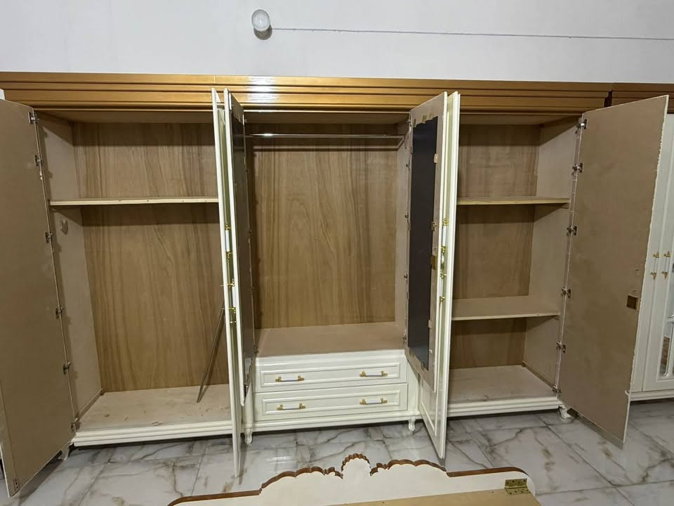 غرفه للبيع عراقيه عله شكل تركي جديده بعدها بحيلها قماش ما مخلين بيها تواصل واتساب ***********
