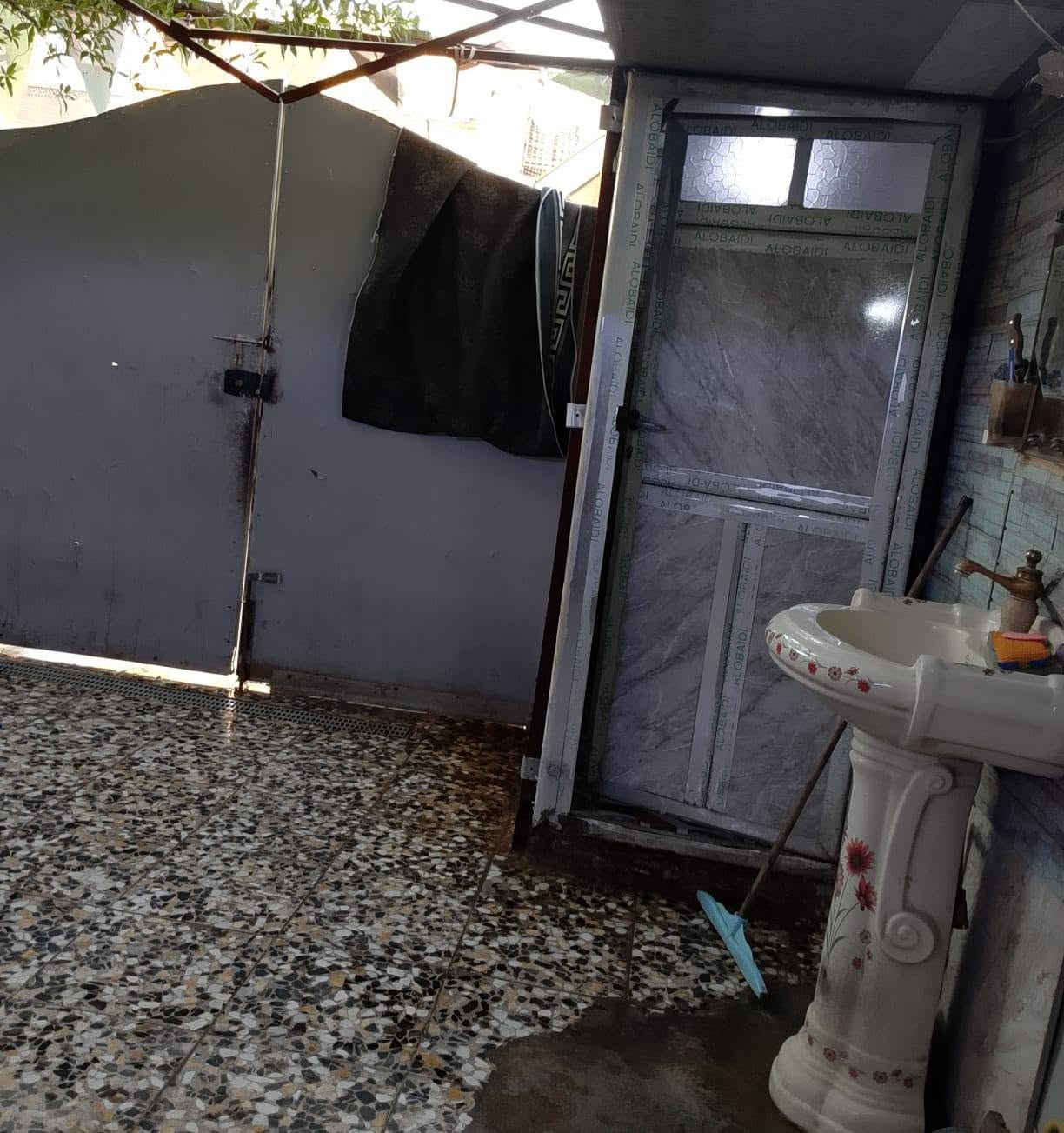 🏰 دار للبيع مساحه 92 م عكاده نضيفه 
على شارع 20 
يتكون من طابقين
استقبال مع 3 غرف نوم وخدمات 
للاستفسار مراجعة مكتب الوارث او
الاتصال على الرقم التالي
*********** ابو باقر
