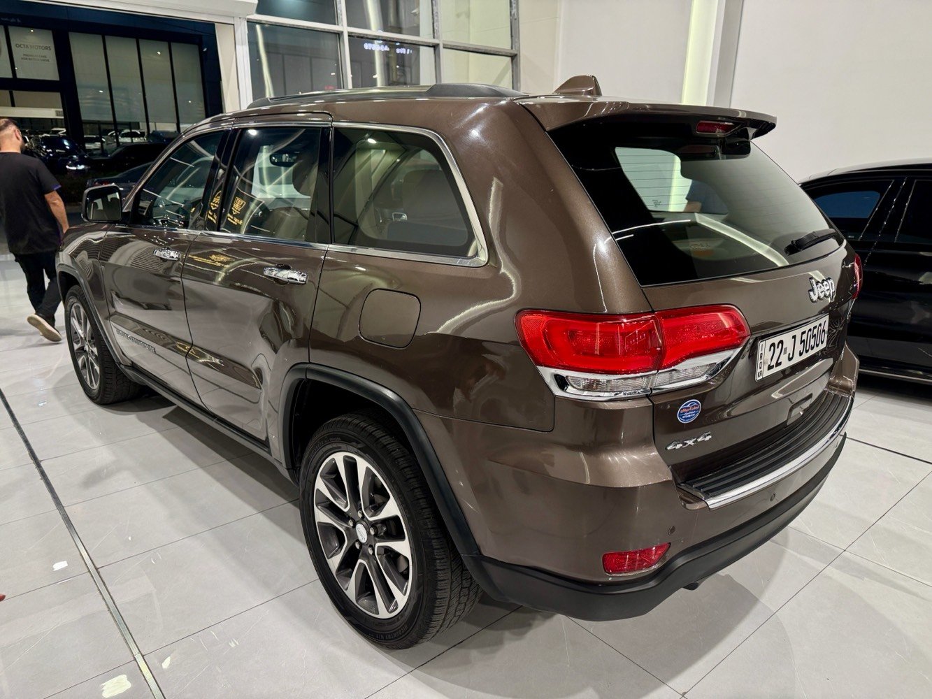جيب گراند شيرۆكی 2018 (خەليجى شەریکەی هارلم)
قەپات مواسفات 4x4 Limited Plus 

فۆر ویل ، پانۆراما ، 3 شاشە ، کوشن سارد و گەرم ، حساسی پێش و پشت ، شاشە کارپلەی
هەموو گیانی بە شەرت هیچی نییە بێ سبوغ و بێ پارچە گۆرین
هەردوو دەعامی بە شەرت (( 61 رۆیشتووە ))

زۆر خاوێنە و بێ مەسرەف (( گێر و مەکینە و تەقە ورەقە بە شەرتە ))

رەقەم و سەنوی نۆییە (( شوین // هەولێر ))

سعری (( 235 وەرەقە و مەجالی تێدایە ))

***********
***********