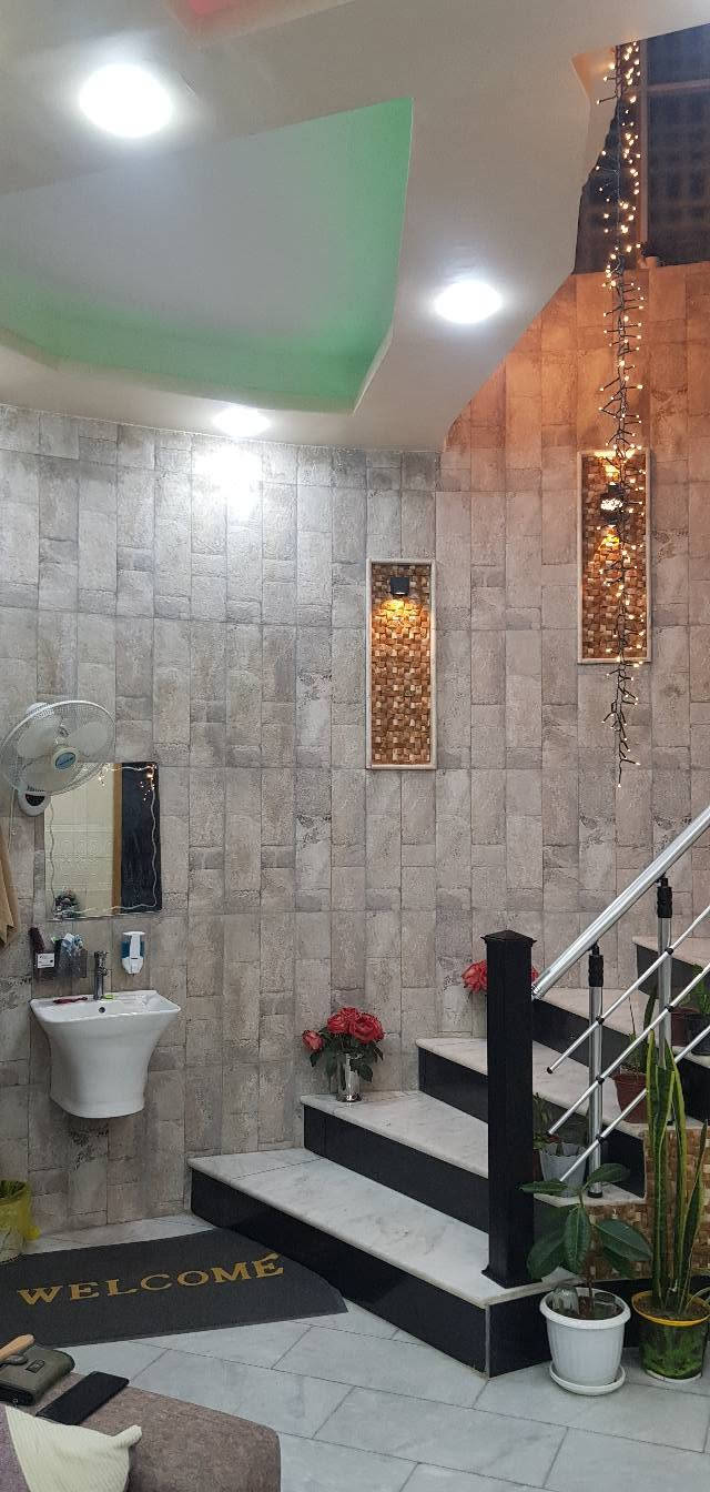 سلام عليكم بيت للبيع  
السعر  145 
معرفه التفاصيل جميعها  اتصل ***********

نص مكتوب في الصور:
- منزل 🏠 للبيع ( زراعي سند 25 ) ((( البيت له شارع امامي و خلفي ))) طابق واحد + الثاني مجهز له 1_ مساحه 270 متر 2_ كراج سعه سيارتين 3_ صحيات خارجيه 4_ حديقه جاهزه كبيره 5_ مطبخ و مدخل الى استقبال 6_ صاله و غرفتين و منور 2 و صحيات سويت 7_ (( خدمات نقص _ مجاري و تبليط واصل العمل خلف البيت )) 8_ سبتتنك مجاري بسعه الكراج 9_ سطحين كاملات مطبك شتايكر 10_ بناء حديث منذ سنتين عنوان // حي الجمعية شارع حبيب بن مظاهر الاسدي