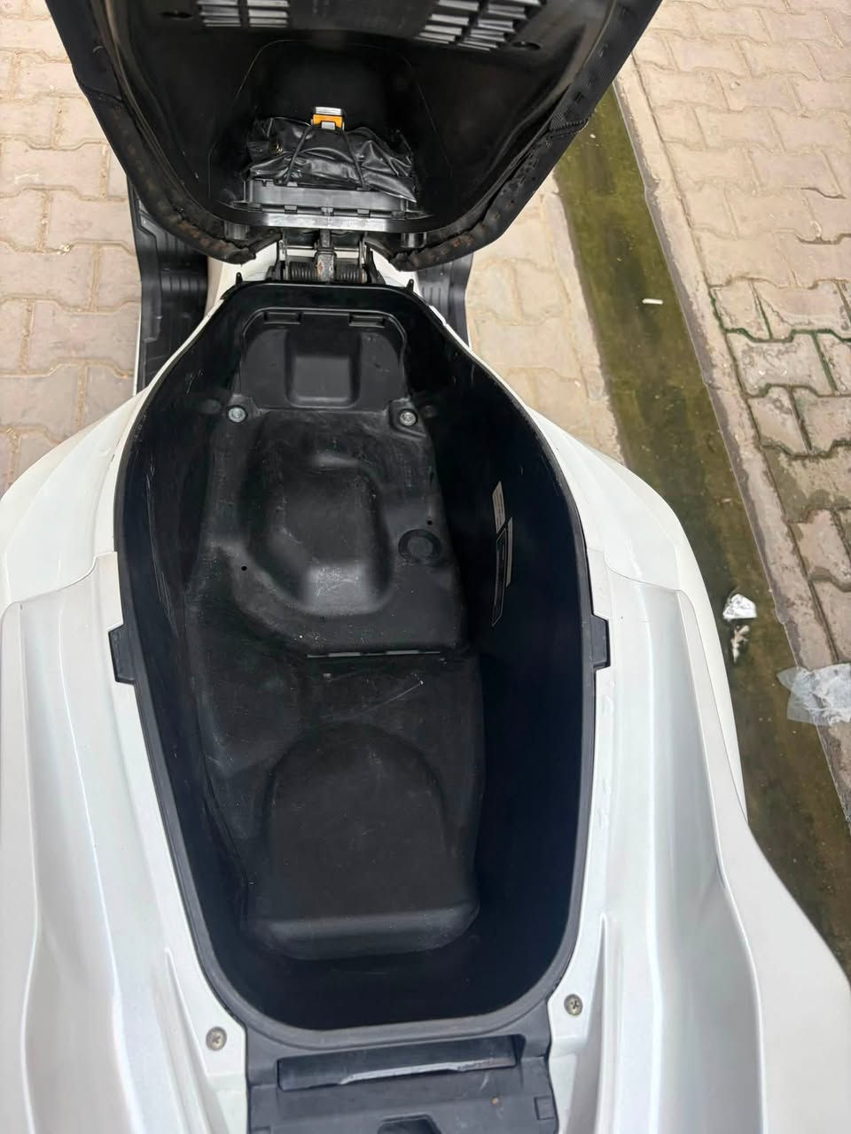 السلام عليكم للبيع pcx (جيل الرابع) كوري فول مواصفات محرك 125cc بعده زيرو صارله سبوع نازله من الرمبه جامه طويله بلاديه اصليه جايه وياه مكفوله من كلشي حته من الطخه حته التايرات جدد السعر 20 ورقه وبيه مجال المكان مدينه الصدر فقط اتصال ***********

