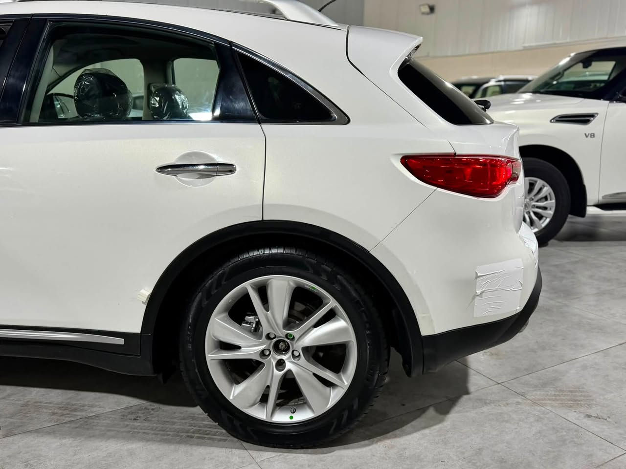 ﷽
‏INFINITI FX35 2009
أنفنيتي FX35 موديل 2009
فول مواصفات
--------------------------------------
مكان🌆:سليماني                    سعر💵: 93$
تليفون☎️: ***********
--------------------------------------
محريك V6 سته سلندر
گير و محريك بشرط مامفتوح
بدون صوت بدون صرف بدون خلل بشرط فحص
ماشيه 170 الف كيلومتر
--------------------------------------
سيارة بها قطعه صبغ بشرط بدون دواخل 
--------------------------------------
مواصفات
{{ بصمة - سلايت - ستيرن كهربا  - شاشة - كشنات جلد - كشنات تتفيئة و تبريد - كشنات كهربا - فورميكا - تبريد مركزي- كشن خزن - ٤ كاميرا - بلاجكتور - ڤوليوم - تحديد سورعة - بعد }}
--------------------------------------
أربع تاير و ويل جديد سيارة جديد بدون مصروف
سيارة شرط بدون اى نواقص گير و موحريك و حدادي و كاهرباى كله بشرط
سبير ما نزله
سنوية و رقم جديد سنوي بأسمي تحويل غرامة بشرط
--------------------------------------
كوردي
﷽
‏ INFINITI FX35 2009
ئينفنيتي مؤديل 2009فول مواسفات
---------------------------------------
شوين🌆: سليمانى                    سعر💵: 96$
مؤبايل☎️: ***********
---------------------------------------
مه كينه V6 شه ش بستؤن
گير و مه كينه ى به شه رت نه كراوه ته وه
سه وت و سه رف و خه له لى نييه به شه رت
 170 هه زار كيلؤمه تر رؤيشتوه
---------------------------------------
يه ك بارچه ي بوياخه  بي ناو گرتن 
---------------------------------------
مواسفات
{{ به سمه - سلايت - شاشه - ٤ كاميرا - كوشن خه زن - - كوشن جلد - كوشن هيته ر و تبريد- دوو كوشن كاره با - فؤرميكا - ته بريد مه ركه زى - بلاجكتؤر - تحديد سورعه - زؤر مواسفاتى تر }}
---------------------------------------
چوار تايه ويلى لؤكى بؤ به ستراوه
كامل سيرڤزى بؤ كراوه و يه ك دينار مه سروفى نييه
سه نه وى و ره قه م وهه زه ى تازه يه به ناوى خؤمه وه يه
سبيري دانه به زيوه 
{{ گير و مه كينه و كاره باى و هه موو گيانى به شه رت }}
---------------------------------------
