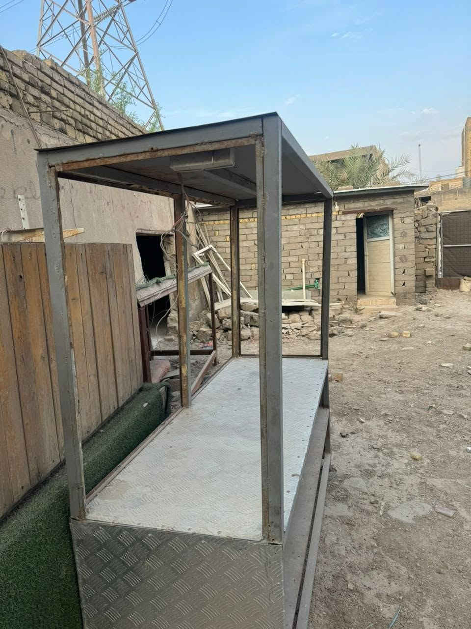 اغراض للبيع للتواصل ***********
شوايه درجه اولى سعر 700 عداد 5 
ميز كباب سعره 200 
ميز مخضر عددد 5 سعره 450 الواحد 
كيزر مامستخدم سعره 70 الاف 
براد سطحي جبير سعره 1500 تبريد فول عدد 4
