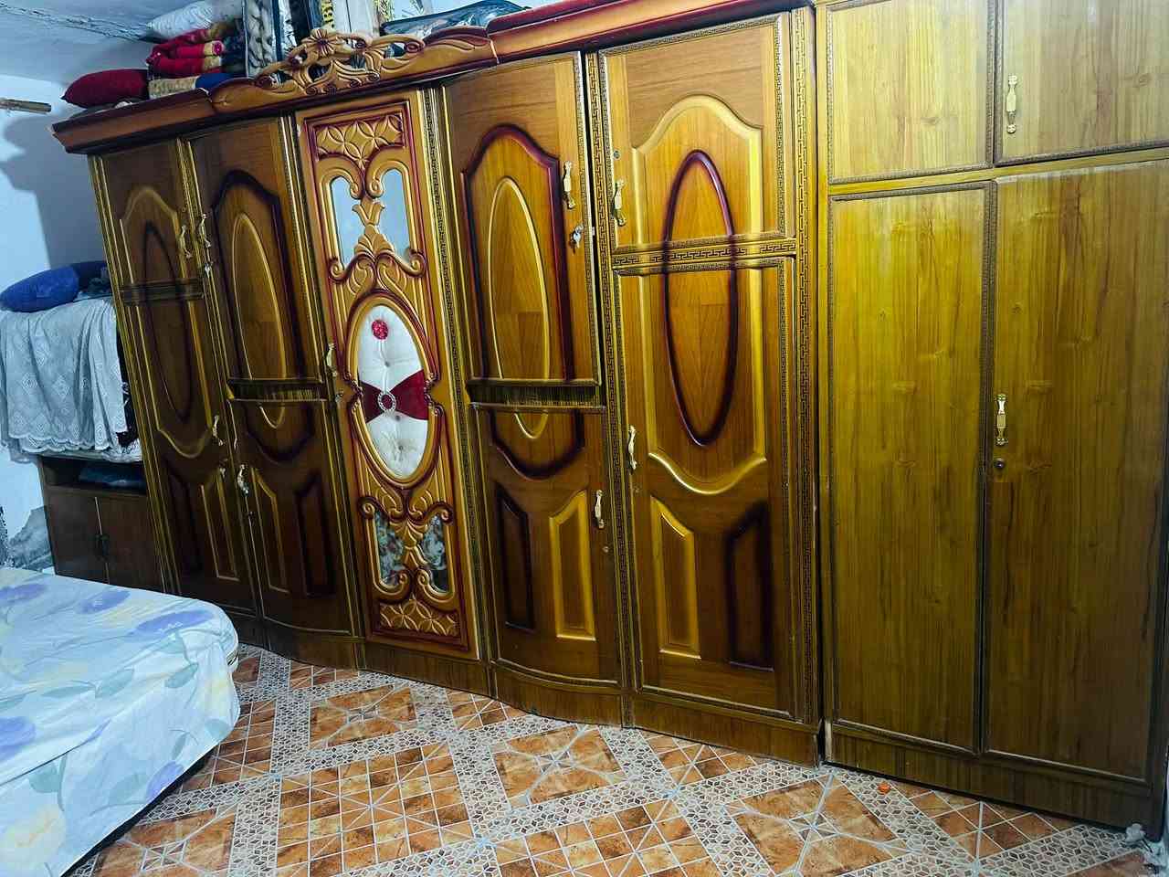غرفة صاج خمس بيبان معة ميز مراية او جرباية  غرفة كاملة ما ناقصها شي السعر ٥٠٠ او بيها مجال***********
