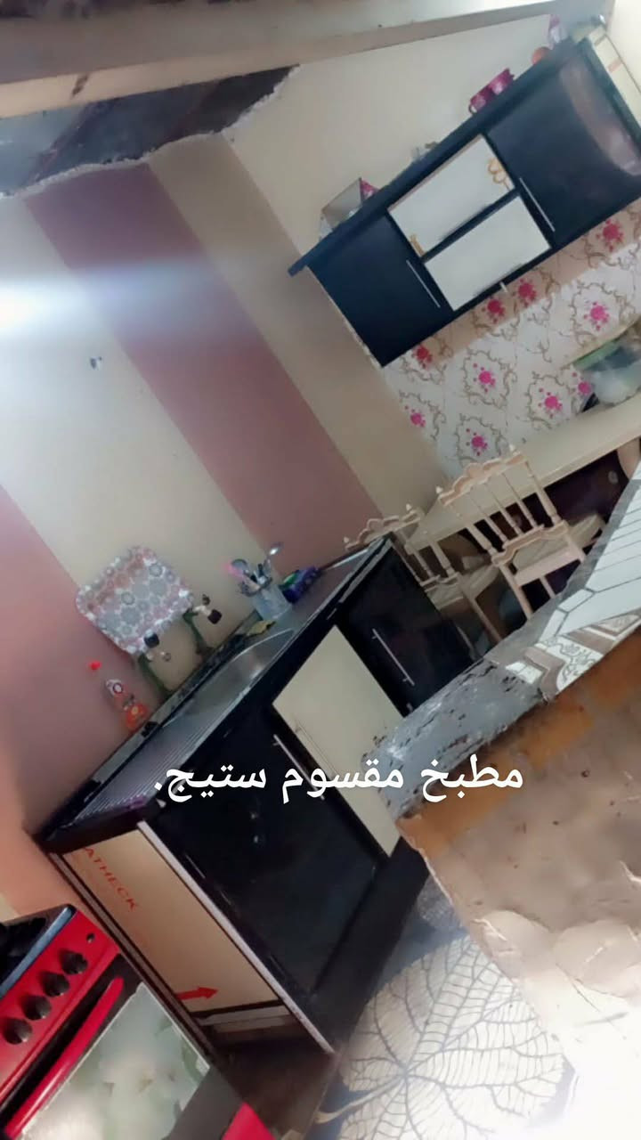 البيت 100 متر بي ستقبال جديد صب سقف مالته وبي غرفه وصاله ومطبخ داخل صاله ومكشوفه عل طول البيت وتخاريج بره وطارمه زغيره  عنوانه حي ميسان قرب سكله الكرعاوي قريب عله شارع وكافت الخدمات قريبه عليه كلش موقعه حلو خلف مكتب العلم للعقار بشارعين فقط وبعد كم شهر رح يطوقون حي ميسان ويكون اسعار البيوت نار 🔥سعر البيت 25 مليون معه المجال البصيط رقمي للتواصل وتساب وتصال ***********
