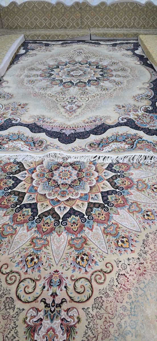 فرشات كاشان ايران درجه اولى نفس الموجودات باضرحت الائمه عليهم السلام الطول ٤في ٣ اخوات  سعرهن مناسب العرض ٣ والطول ٤ الواحده منهم السعر خاص النظافه ٨٠بالميه***********
