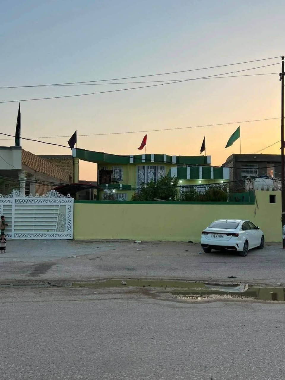 يالله بيت مساحه1000م
ابسعر مناسب جداً لحكوو🏃‍♂️🏃‍♂️😍  

طابو سند 25 اقرار محكمه بسمك 

ستفسار***********☎️متوفر واتساب 

بيت💒 للبيع مساحه 1000متر 

مساحه البناء

 400و400كراج وحديقه

🌺 اطلالت البيت تخبل

وترك خلف البيت 200متر 

الطابق الول 3غرف وصاله

 2وستقبال طول 25متر وعرض 5متر  

ومطبخ وصحيات داخل وخارج البيت العدد 8

الطابق ثاني 3غرف نوم وصاله علا كبر الجوه بناء طابوك وصب الساس وسكف

بعد الكم هديه🎁من ابو 

البيت وين اكوو هيج عروض🔥 تدلولون حبايب ❤

 العنوان  مقابل قريه الغدير شارع المطحنه
