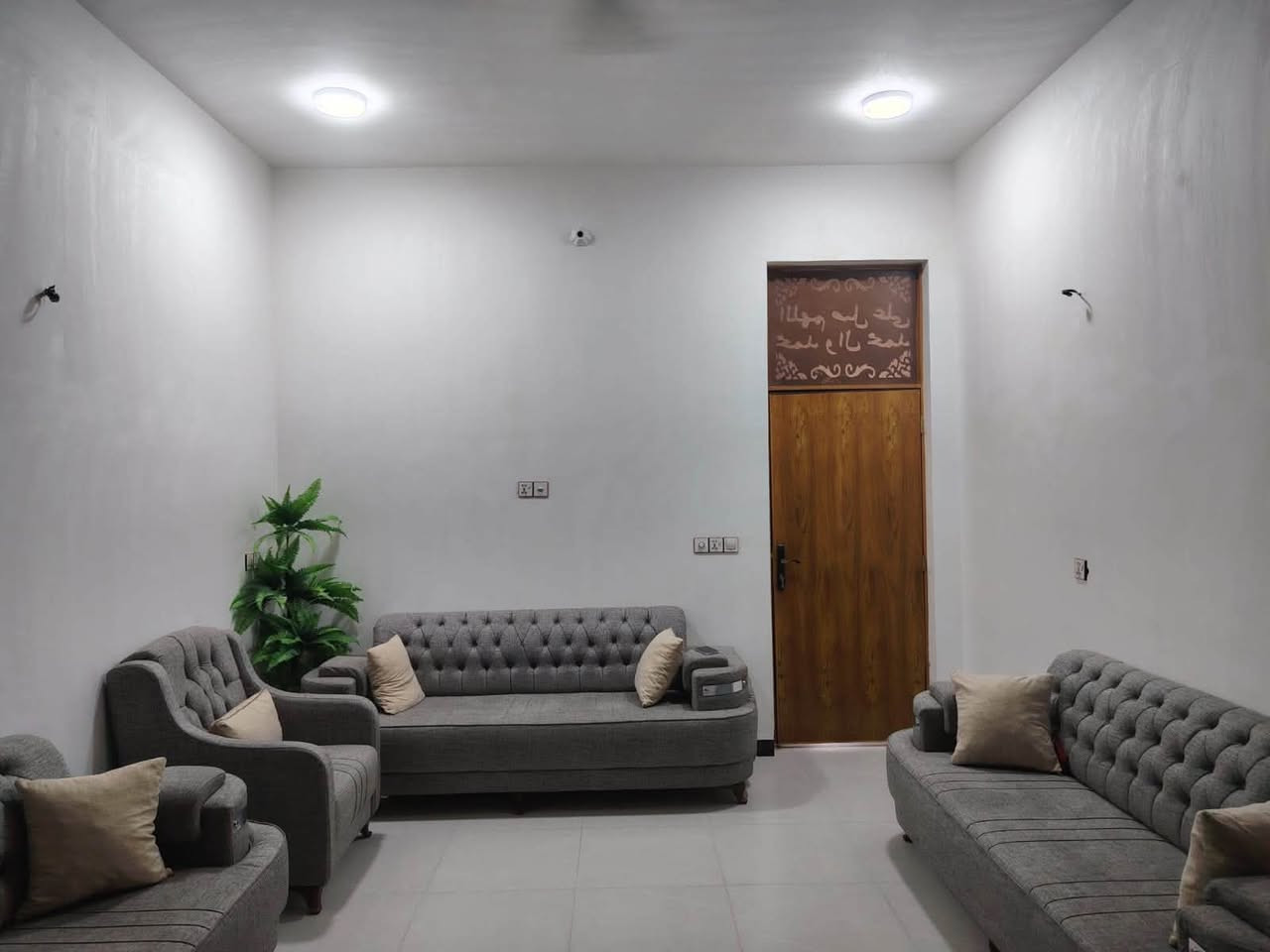 🏡 بيت للبيع في حي رحمان – بناء جديد
📐 المساحة: 200م²
🏠 طابقين – بناء حديث ومتعب عليه من كل النواحي

🔹 الطابق الأول:
• غرفتين
• صالة
• مطبخ
• كندور
• مجمع صحيات

🔹 الطابق الثاني:
• غرفتين نوم
• هول
• مجمع صحيات

✅ كافة الخدمات متوفرة:
⚡ كهرباء | 💧 ماء | 🛣️ تبليط
📏 عرض الشارع 10م

📍 الموقع: حي رحمان، قريب على شارع كربلاء
⭐ موقع كلش مميز ومناسب للسكن العائلي.

📞 اتصال: ***********
📲 واتساب: ***********
