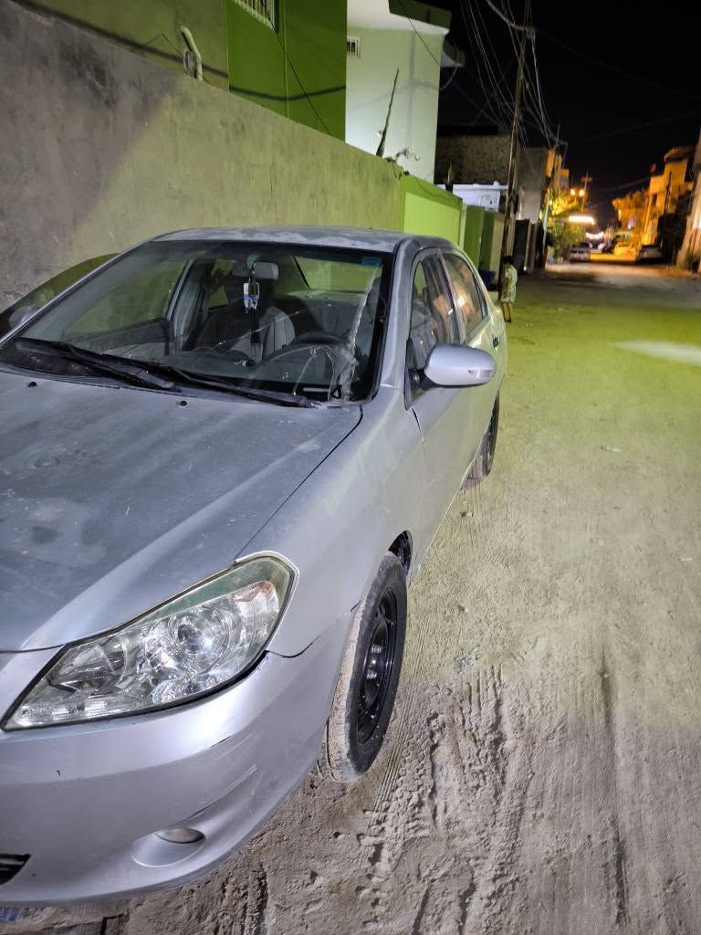 السلام عليكم byd 2013g3 
السياره حلوه وترايك وين ما يعجبك كير عادي مكينه 1600 كورلا نحله كير ومحرك مكفولات تبريد شغال السياره مصبوغه حزام ابيعك عام فول مواصفات اشاير بل مري فتحه السياره بيها ضربه بل جاملغ خلف السايق رقمي اتصل وتدلل *********** النجف, العراق
