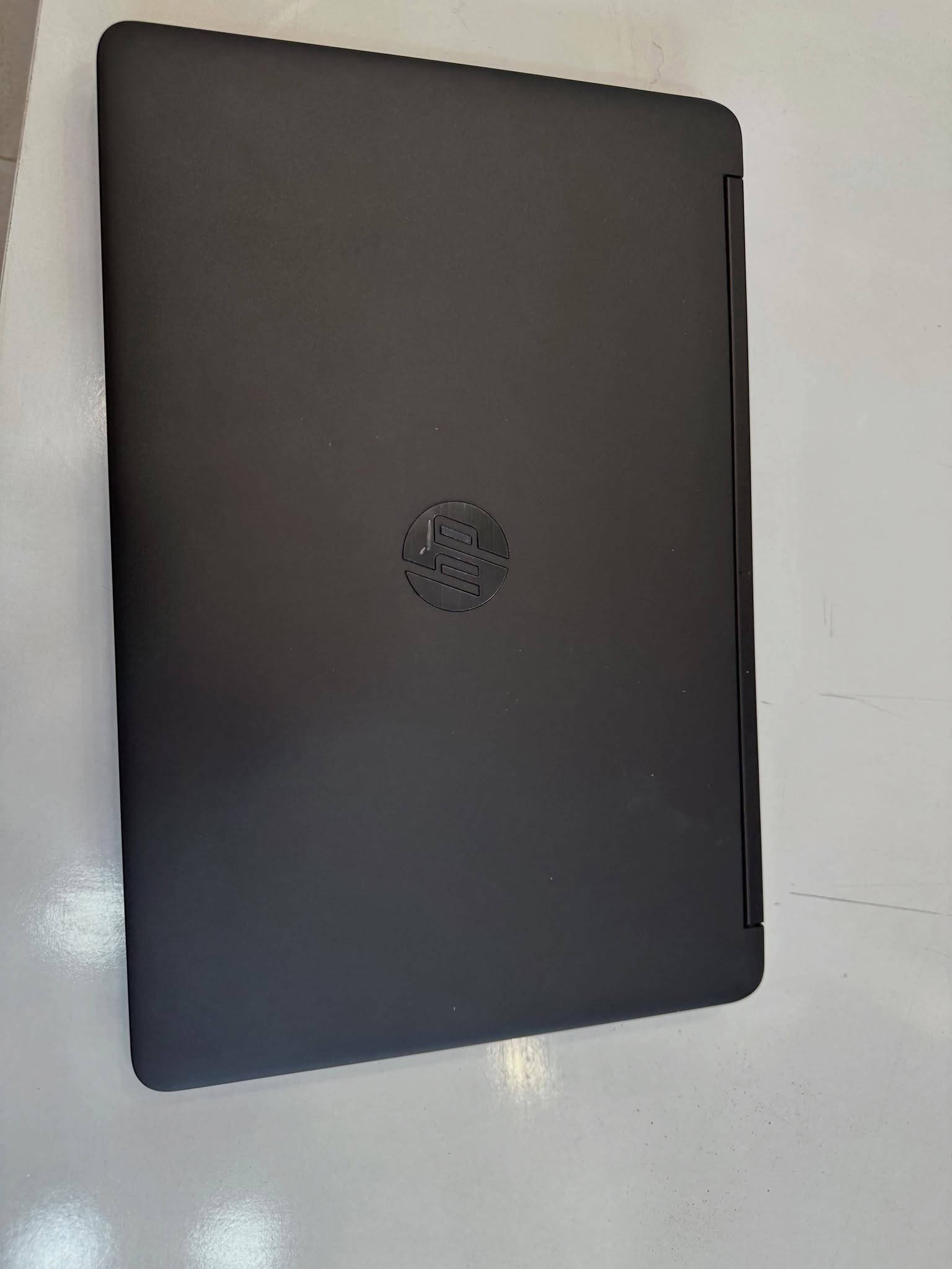 💻 لابتوب HP ProBook 650 G1 💻
**السعر**: 215 دينار عراقي فقط 💰

جهاز عملي وقوي للدراسة، البرامج الهندسية، المحاسبة، والشغل اليومي

**المواصفات التقنية:**
**الموديل**: HP ProBook 650 G1
**المعالج**: Intel Core i7- جيل رابع 
**الرام**: 8GB DDR3- قابل للترقية لحد 16GB
**التخزين**: 256GB SSD - سرعة إقلاع وفتح البرامج خلال ثواني
**الشاشة**: 15.6 بوصة HD 1366x768 LED مضادة للتوهج Anti-Glare
**كرت الشاشة**: Intel HD Graphics 4600 مدمج - يشغل الألعاب الخفيفة والتصميم
**البطارية**: 6 خلايا - تدوم تقريبا  3ساعات حسب الاستخدام ضمان ساعه فما فوق 
**الوزن**: 2.3 كيلو - متين ومصمم للعمل الشاق

**المنافذ والاتصال الكاملة:**
**منافذ USB**: 2x USB 3.0 + 2x USB 2.0
**منافذ العرض**: HDMI + VGA للبروجيكتر والشاشات الخارجية
**الشبكة**: منفذ LAN RJ-45 + واي فاي
**الصوت**: منفذ سماعة/مايك Combo
**أخرى**: قارئ كروت SD Card + منفذ شحن + منفذ Docking Station 
+ محرك DVD RW

**التوصيل**:  مجاني لجميع المحافظات - باب البيت 🚚
**الملحقات**: شاحن أصلي + حقيبة لابتوب + ماوس هدية 
واتساب فقط 7844515426
اتصال فقط‏‪***********‬‏
تلي كرام hw2lc
