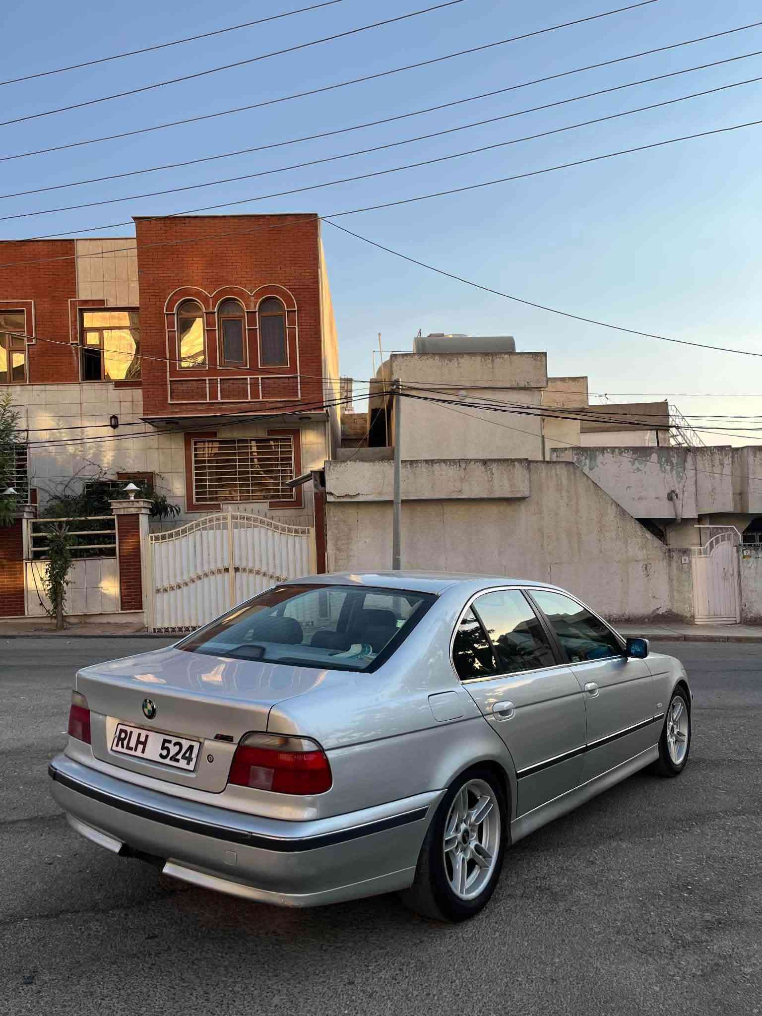 بیئێم سەقەر e39
مۆدێل ۲٠٠٠ 
مەکینەی ٥۲۸ ی دەبڵ دیجیتاڵ 
مواسەفاتی کوشن جڵد و سیاحی و هیتەر 
سوکان ئێم و ڤۆلیۆم و تەحدید سرعە
ناو فۆرمیکا
لایتی ئەڵقە و عەدەسە
تەبرید سارد و گەرمی لەسەر سویچ
بۆیخێ سەخف و حیزام بە شەرت
نرخی ٦٣ گەڵاو مەعامەلە
***********
واتسئەپی لەسەرە
شوێن پیرەمەگروون
*********** السليمانية, العراق
