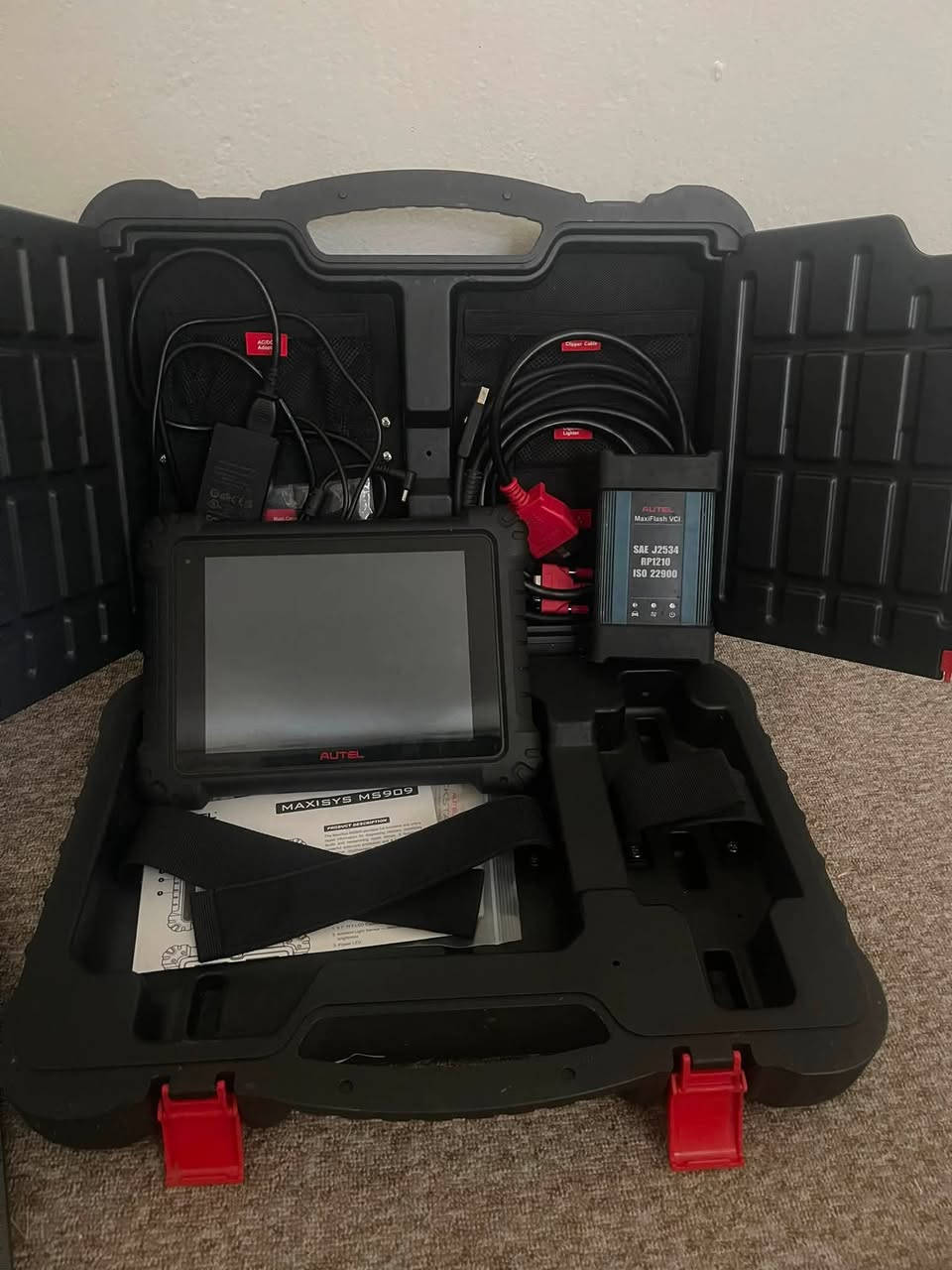 للبيع: جهاز فحص السيارات الاحترافي (Autel MaxiSys MS909) مع لابتوب مجهز ببرامج الفحص والصيانة
السلام عليكم ورحمة الله وبركاته،
يوجد لدي للبيع عدة متكاملة وممتازة جداً لأصحاب الورش والمهندسين في مجال برمجة وفحص السيارات، بحالة نظيفة جداً وخالية من أي عيوب:
1. جهاز الفحص الاحترافي (Autel MaxiSys MS909):
 الجهاز غني عن التعريف، يأتي مع الحقيبة الأصلية، وحدة الـ VCI (MaxiFlash VCI)، وكافة الكوابل والملحقات الأصلية.
 يدعم الفحص الشامل، البرمجة، وتحديد الأعطال بدقة عالية جداً.
2. لابتوب (Lenovo):
 مجهز وجاهز لعمل الورش، ومثبت عليه برامج ومخططات الصيانة العالمية الأساسية (مثل ALLDATA, Mitchell ProDemand, Haynes Pro وغيرها) لتسهيل عمليات البحث والترميم. 
سعر 1700$
واتس اب ***********
